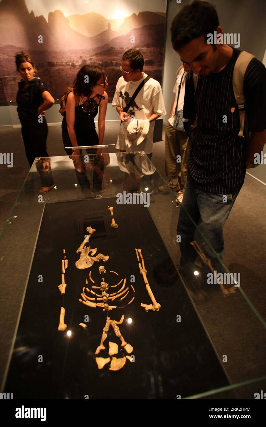 Bildnummer: 53198036 Datum: 14.07.2009 Copyright: imago/Xinhua (090714) -- ALGERI, 14 luglio 2009 (Xinhua) -- i visitatori guardano il fossile di Lucy nel Museo Bardo di Algeri durante il secondo Festival culturale panafricano ad Algeri, capitale dell'Algeria, 14 luglio 2009. Lucy è il nome comune dello scheletro completo al 40% di un esemplare di Australopithecus afarensis scoperto in Etiopia nel 1974, che si stima abbia vissuto 3,2 milioni di anni fa. Le ossa fossili sono ora in Algeria in mostra itinerante. (Xinhua/Yin KE) (hdt) (2)ALGERIA-PAN AFRICAN-CULTURAL FESTIVAL-LUCY-AUSTRALO Foto Stock