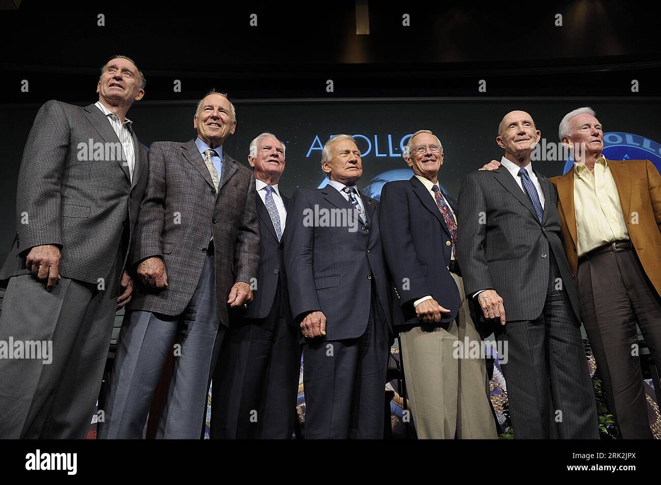 Bildnummer: 53215531 Datum: 20.07.2009 Copyright: imago/Xinhua (090720) -- WASHINGTON, 20 luglio 2009 (Xinhua) -- ex astronauti statunitensi Apollo Walter Cunningham (Apollo 7), James Lovell (Apollo 8 e 11), David Scott (Apollo 9 e 15), Buzz Aldrin (Apollo 11), Charles Duke (Apollo 16), Thomas Stafford (Apollo 10 Commander) ed Eugene Cernan (Apollo 17) (L-R) posa a una conferenza stampa per commemorare il 40 ° anniversario della missione Apollo 11 e la passeggiata sulla luna alla NASA a Washington 20 luglio 2009. (Xinhua/Zhang Yan) (gxr) (1)ASTRONAUTI USA-WASHINGTON-APOLLO-40° ANNIVERSARIO Foto Stock