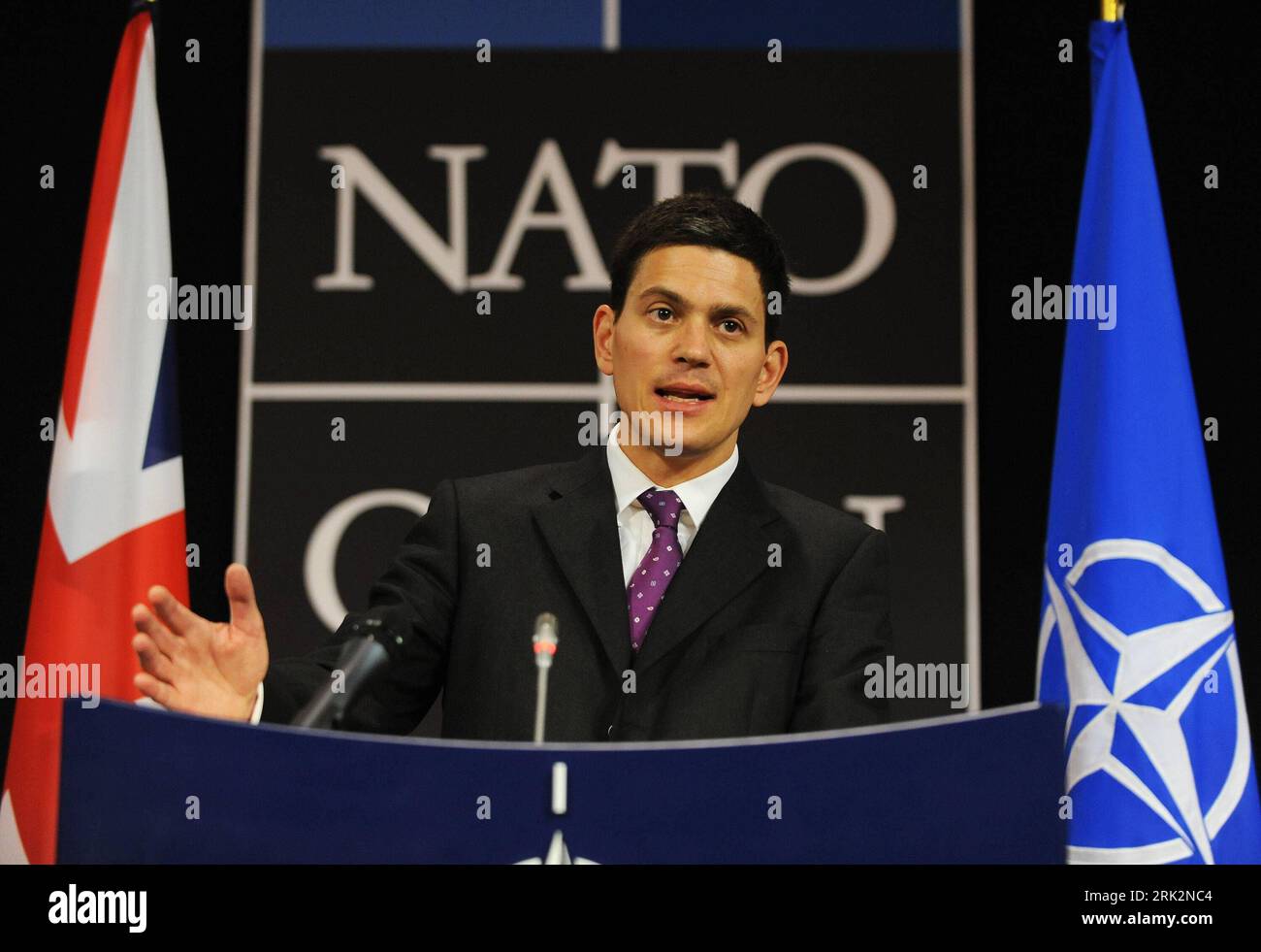 Bildnummer: 53226574 Datum: 27.07.2009 Copyright: imago/Xinhua BRUXELLES, 27 luglio 2009 (Xinhua) - il segretario agli Esteri britannico David Miliband si rivolge all'Afghanistan presso la sede della NATO a Bruxelles, capitale del Belgio, il 27 luglio 2009. Miliband ha definito la strategia politica del Regno Unito sull'Afghanistan, sottolineando la riconciliazione degli insorti, la rassicurazione dell'impegno a lungo termine per lo sviluppo dell'Afghanistan e un approccio regionale. (Xinhua/Wu Wei) PUBLICATIONxNOTxINxCHN People Politik kbdig xsk 2009 quer premiumd Außenminister o00 Porträt Bildnummer 53226574 Date 27 07 2009 Copyright Imago XIN Foto Stock