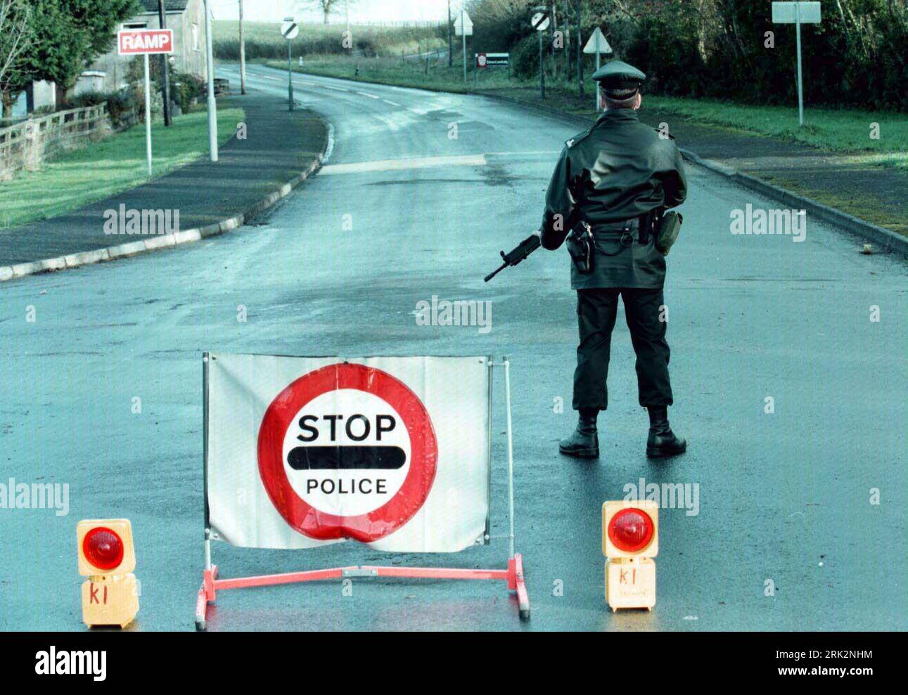 Foto del file datata 29/11/96 di un ufficiale della RUC (Royal Ulster Constabulary) sigilli al largo della Hamiltonsbawn Road fuori dalla Drummad Army base ad Armagh City. Nel 1999 sono stati presi provvedimenti per attirare più donne nel RUC, con gli ufficiali di reclutamento che hanno concentrato l'attenzione sui centri commerciali. Data di emissione: Giovedì 24 agosto 2023. Foto Stock
