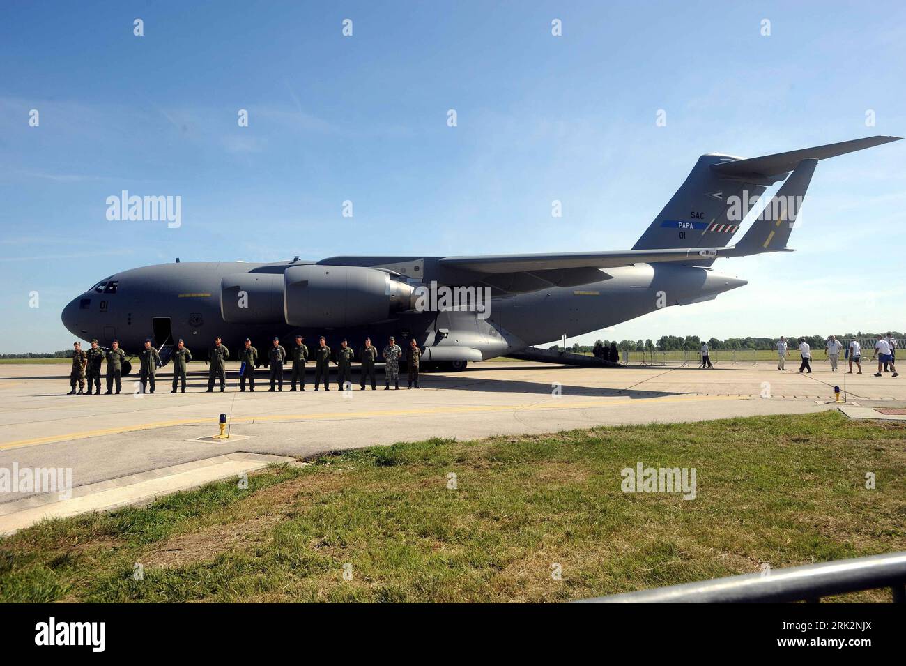 Bildnummer: 53227146 Datum: 27.07.2009 Copyright: imago/Xinhua (090727) -- PAPA, 27 luglio 2009 (Xinhua) -- Un aereo Boeing C-17 della NATO Strategic Airlift Capability (SAC) atterra sull'asfalto di una base militare a Papa, Ungheria, 27 luglio 2009. SAC è un progetto lanciato nel 2006 che coinvolge 15 paesi con l'obiettivo di soddisfare la capacità di Air tran richiesta dal coinvolgimento nelle attività di gestione delle crisi dell'Unione europea. La flotta SAC sarà composta da tre aeromobili tipo C-17 Globmaster III (Xinhua/MTI/Foldi Imre) (1)HUNGARY-PAPA-NATO-C-17 PUBLICATIONxNOTxINxCHN Transport Flugzeug M. Foto Stock