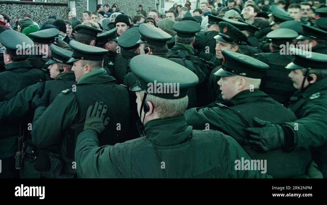 Foto del file datata 24/11/96 degli ufficiali della RUC (Royal Ulster Constabulary) cercano di rimuovere i residenti della Dunloy Nationalist dalla Station Road, nel centro di Dunloy Village, Co. Antrim. Nel 1999 sono stati presi provvedimenti per attirare più donne nel RUC, con gli ufficiali di reclutamento che hanno concentrato l'attenzione sui centri commerciali. Data di emissione: Giovedì 24 agosto 2023. Foto Stock
