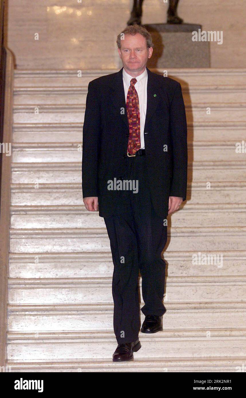 Foto del fascicolo datata 05/06/00 del ministro dell'istruzione Martin McGuinness di Sinn Fein si dirige alla prima seduta dell'Assemblea del Nord a Stormont a Belfast. Un dipartimento di Stormont è stato esortato a non "mettere in imbarazzo le scuole” chiedendo loro di ospitare visite da parte del signor McGuinness in mezzo a un'ondata di proteste alla sua nomina, gli archivi rivelano. Data di emissione: Giovedì 24 agosto 2023. Foto Stock