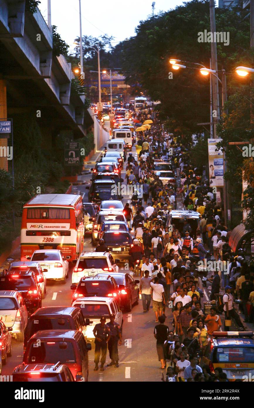 Bildnummer: 53236691 Datum: 02.08.2009 Copyright: imago/Xinhua (090802) -- MANILA, 2 agosto 2009 (Xinhua) -- i filippini camminano verso un ginnasio universitario cattolico dove si trova il corpo dell'ex presidente filippino Corazon Aquino, nella periferia di Mandaluyong, ad est di Manila, 2 agosto 2009. Migliaia di filippini rendono i loro ultimi saluti all'Aquino Sunday. Aquino morì sabato mattina presto all'età di 76 anni dopo aver combattuto contro il cancro al colon per oltre un anno, ha detto la sua famiglia. (Xinhua/Luis Liwanag)(hdt) (8)FILIPPINE-CORAZON AQUINO-WAKE PUBLICATIONxNOTxINxCHN People Politik Philippinen Präsidentin TR Foto Stock