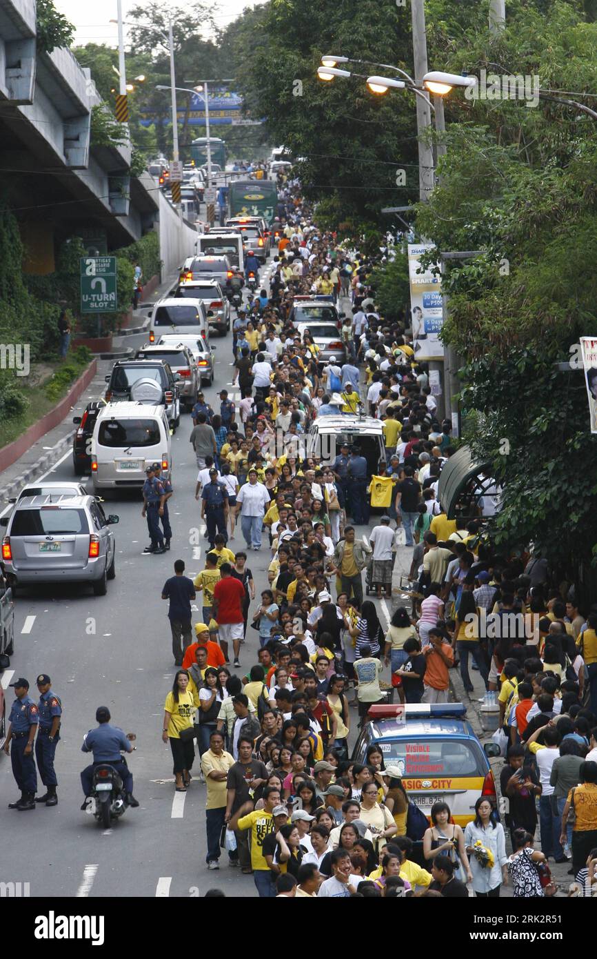 Bildnummer: 53236689 Datum: 02.08.2009 Copyright: imago/Xinhua (090802) -- MANILA, 2 agosto 2009 (Xinhua) -- i filippini camminano verso un ginnasio universitario cattolico dove si trova il corpo dell'ex presidente filippino Corazon Aquino, nella periferia di Mandaluyong, ad est di Manila, 2 agosto 2009. Migliaia di filippini rendono i loro ultimi saluti all'Aquino Sunday. Aquino morì sabato mattina presto all'età di 76 anni dopo aver combattuto contro il cancro al colon per oltre un anno, ha detto la sua famiglia. (Xinhua/Luis Liwanag)(hdt) (6)FILIPPINE-CORAZON AQUINO-WAKE PUBLICATIONxNOTxINxCHN People Politik Philippinen Präsidentin tra Foto Stock