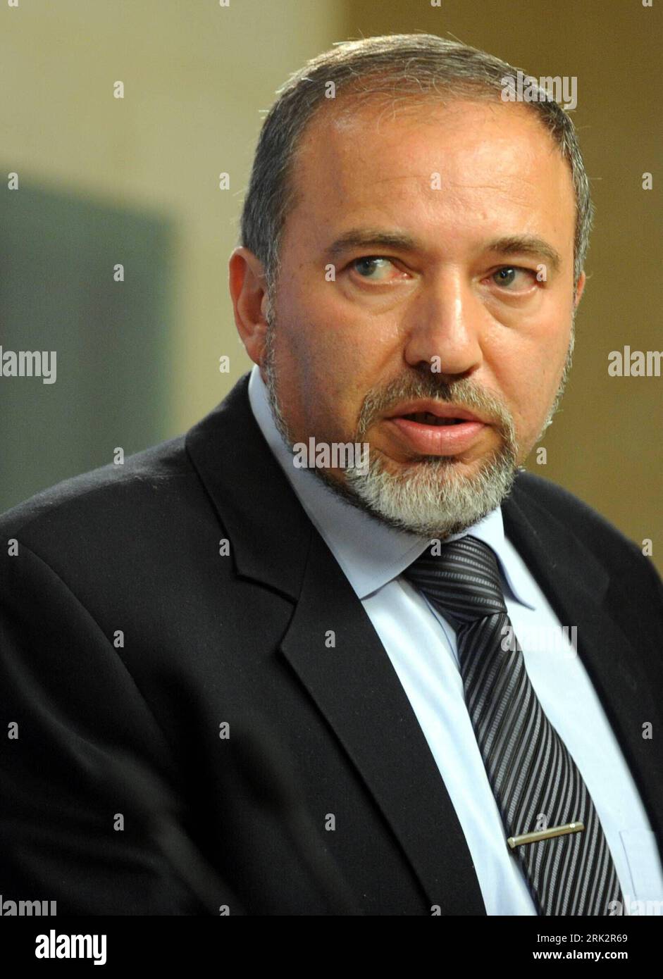 Bildnummer: 53236948 Datum: 23.04.2009 Copyright: imago/Xinhua (090802) -- JERUSALEM, Aug. 2, 2009 (Xinhua) -- File photo taken on April 23, 2009 shows Israeli Foreign Minister Avigdor Lieberman speaking during a press conference in Jerusalem.(Xinhua/Yin Bogu) (2)ISRAEL-FM-LIEBERMAN-BRIBERY PUBLICATIONxNOTxINxCHN People Politik premiumd kbdig xng 2009 hoch o00 Porträt Bildnummer 53236948 Date 23 04 2009 Copyright Imago XINHUA Jerusalem Aug 2 2009 XINHUA File Photo Taken ON April 23 2009 Shows Israeli Foreign Ministers Avigdor Lieberman Speaking during a Press Conference in Jerusalem X Foto Stock