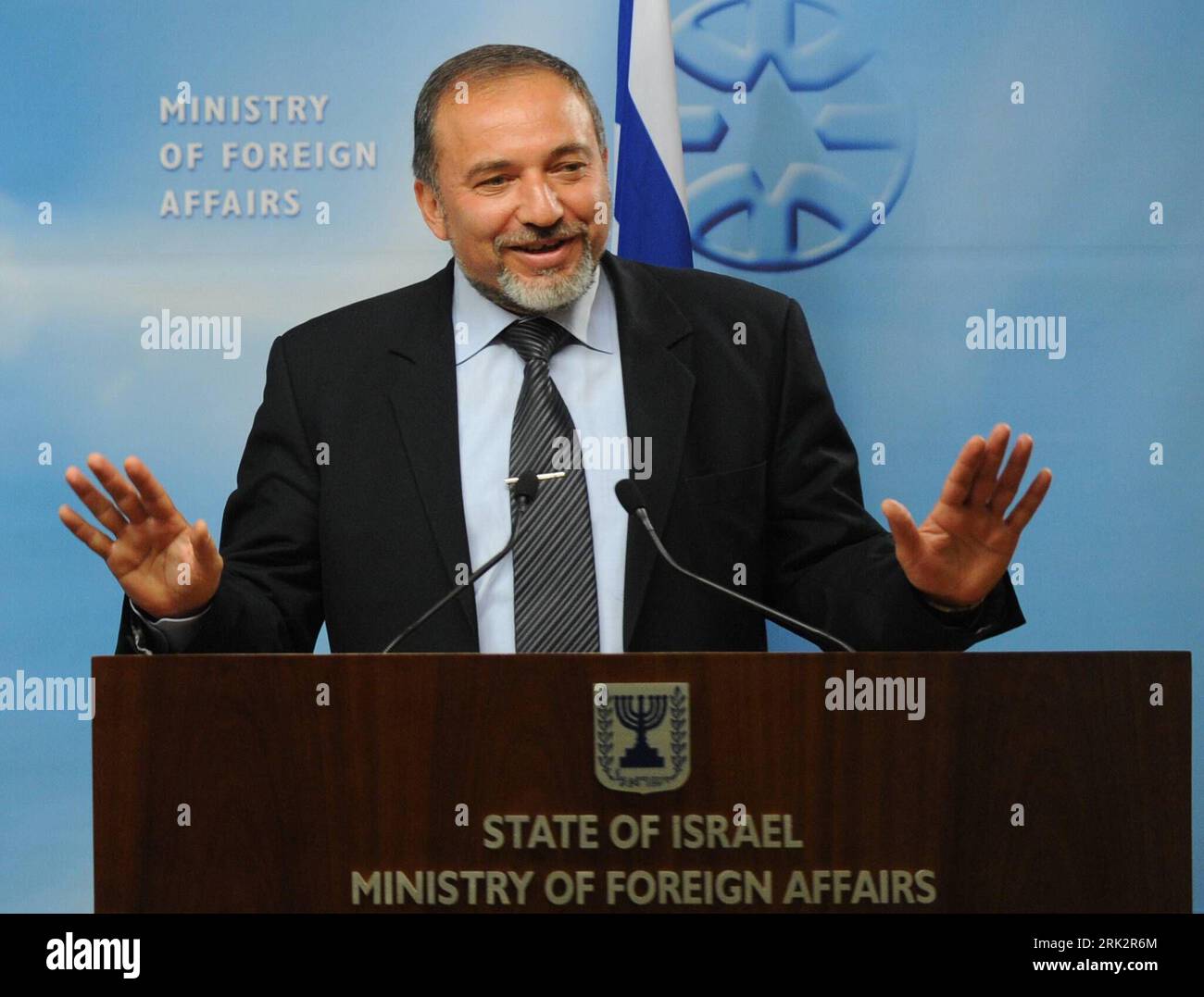 Bildnummer: 53236947 Datum: 23.04.2009 Copyright: imago/Xinhua (090802) -- JERUSALEM, Aug. 2, 2009 (Xinhua) -- File photo taken on April 23, 2009 shows Israeli Foreign Minister Avigdor Lieberman speaking during a press conference in Jerusalem. (Xinhua/Yin Bogu) (1)ISRAEL-FM-LIEBERMAN-BRIBERY PUBLICATIONxNOTxINxCHN People Politik premiumd kbdig xng 2009 quer o00 Porträt Bildnummer 53236947 Date 23 04 2009 Copyright Imago XINHUA Jerusalem Aug 2 2009 XINHUA File Photo Taken ON April 23 2009 Shows Israeli Foreign Ministers Avigdor Lieberman Speaking during a Press Conference in Jerusalem Foto Stock