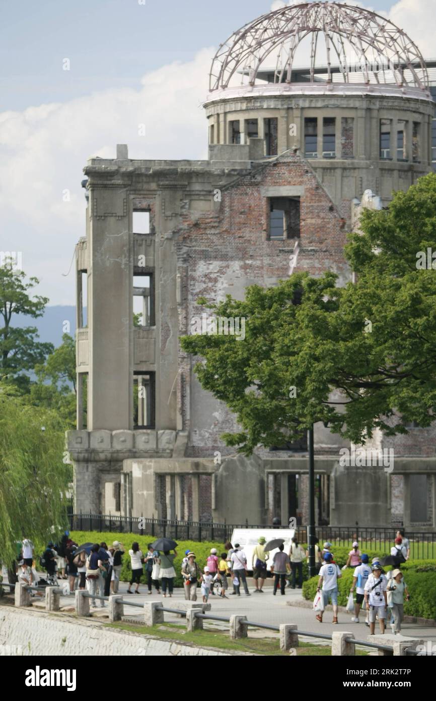 Bildnummer: 53245849 Datum: 05.08.2009 Copyright: imago/Xinhua (090805) -- HIROSHIMA, 5 agosto 2009 (Xinhua) -- i cittadini visitano il Parco Memoriale della Pace di Hiroshima a Hiroshima in Giappone, il 5 agosto 2009, un giorno prima del 64° anniversario dell'attentato A Hiroshima. (Xinhua/Ren Zhenglai) (wh) (16)GIAPPONE-HIROSHIMA-ATOMIC BOMB-COMMEMORATIONS PUBLICATIONxNOTxINxCHN 64 Jahrestag Atombombe Atombombenabwurf Abwurf premiumd kbdig xsk 2009 hoch highlight Bildnummer 53245849 Data 05 08 2009 Copyright Imago XINHUA Hiroshima Aug 5 2009 XINHUA i cittadini visitano il Parco della Pace di Hiroshima Foto Stock