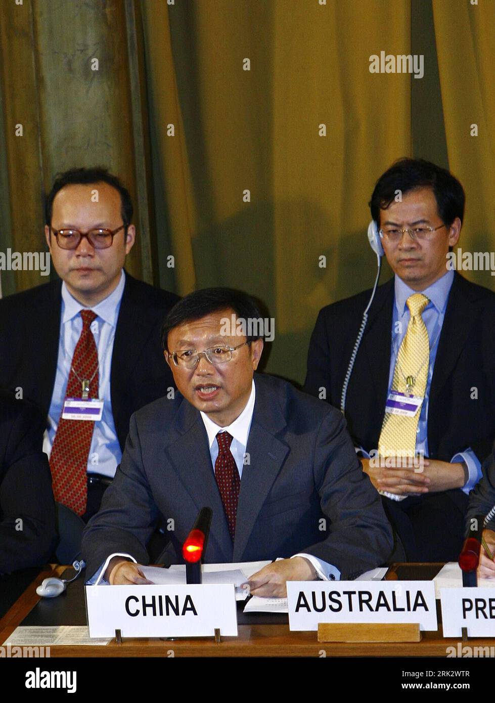 Bildnummer: 53258061 Datum: 12.08.2009 Copyright: imago/Xinhua (090812) -- GINEVRA, 12 agosto 2009 (Xinhua) -- il ministro degli Esteri cinese Yang Jiechi (fronte) affronta una riunione della Conferenza 65-Nation sul disarmo, a Ginevra 12 agosto 2009. Yang Jiechi ha invitato mercoledì la comunità internazionale a compiere progressi solidi e completi nel controllo multilaterale degli armamenti e nel disarmo. (Xinhua/Zhang Yuwei) SVIZZERA-CONFERENZA SUL DISARMO-CINA PUBLICATIONxNOTxINxCHN People Politik Abrüstung Abrüstungskonferenz kbdig xcb 2009 Hoch premiumd Bildnummer 53258061 Data 12 08 2009 Copyr Foto Stock
