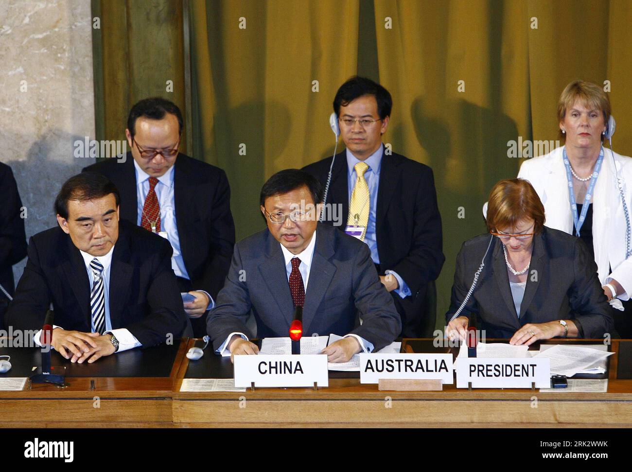 Bildnummer: 53258060 Datum: 12.08.2009 Copyright: imago/Xinhua (090812) -- GINEVRA, 12 agosto 2009 (Xinhua) -- il ministro degli Esteri cinese Yang Jiechi (fronte C) affronta una riunione della Conferenza 65-Nation sul disarmo, a Ginevra 12 agosto 2009. Yang Jiechi ha invitato mercoledì la comunità internazionale a compiere progressi solidi e completi nel controllo multilaterale degli armamenti e nel disarmo. (Xinhua/Zhang Yuwei) SVIZZERA-CONFERENZA SUL DISARMO-CINA PUBLICATIONxNOTxINxCHN People Politik Abrüstung Abrüstungskonferenz kbdig xcb 2009 quer premiumd Bildnummer 53258060 Data 12 08 2009 COP Foto Stock
