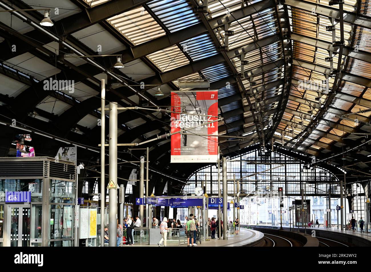 Auf dem Bahnhof Berlin Friedrichstraße hängt ein Werbebanner für das Lausitz Festival. Berlino, 23.08.2023. DEM Inspirationswort »Hereinforderung« folg Foto Stock