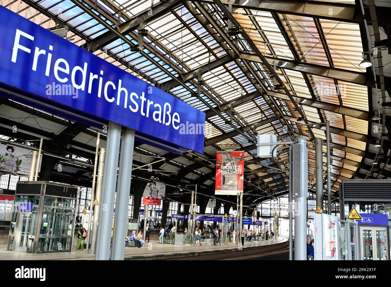 Auf dem Bahnhof Berlin Friedrichstraße hängt ein Werbebanner für das Lausitz Festival. Berlino, 23.08.2023. DEM Inspirationswort »Hereinforderung« folg Foto Stock