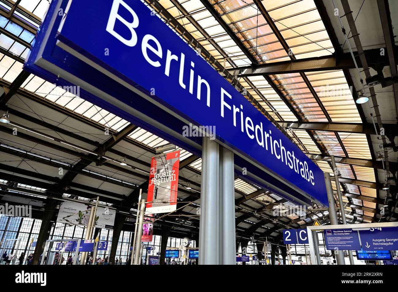 Auf dem Bahnhof Berlin Friedrichstraße hängt ein Werbebanner für das Lausitz Festival. Berlino, 23.08.2023. DEM Inspirationswort »Hereinforderung« folg Foto Stock