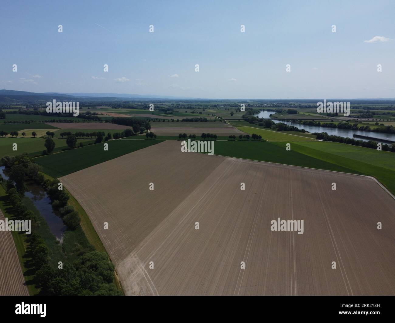 Fiume Danubio con campi prosciugati vicino a Wörth Donau e la chiusa di Geisling, Foto Stock