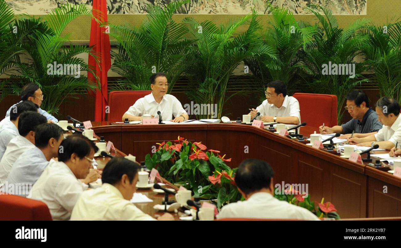 Bildnummer: 53268122 Datum: 17.08.2009 Copyright: imago/Xinhua (090817) -- PECHINO, 17 agosto 2009 (Xinhua) -- il Premier cinese Wen Jiabao (L Back) presiede una riunione del gruppo leader del Consiglio di Stato (Gabinetto) per rivitalizzare le vecchie basi industriali nella Cina nordorientale e in altre regioni, a Pechino, capitale della Cina, 17 agosto 2009. La Cina lunedì ha chiesto maggiori sforzi per portare avanti il ringiovanimento del nord-est e di altre basi industriali tradizionali. (Xinhua/li Xueren) (gj) CINA-PECHINO-WEN JIABAO-NORDEST BASI INDUSTRIALI-RINGIOVANIMENTO-RIUNIONE (CN) PUBLICATIONxNOTxIN Foto Stock