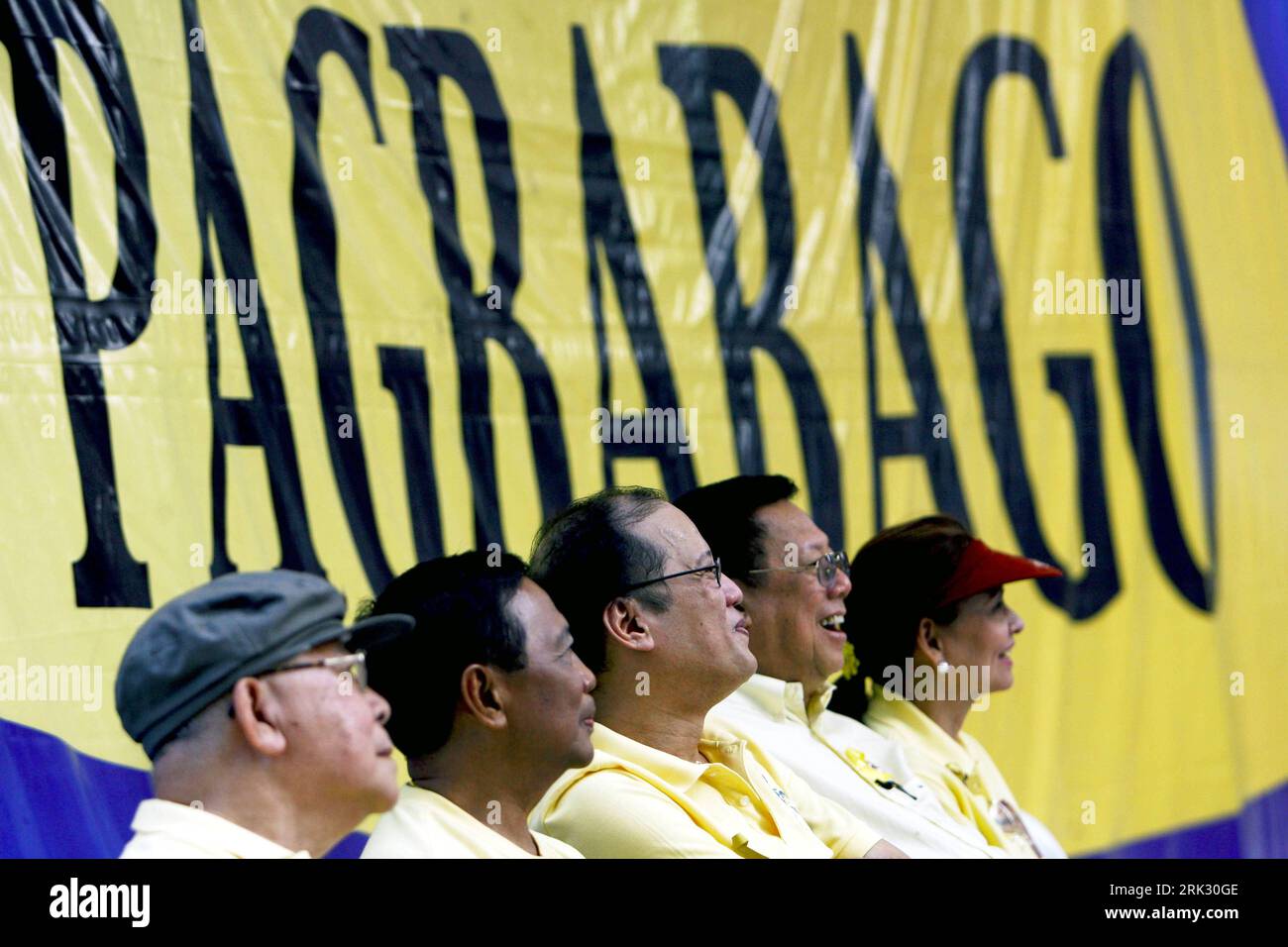 Bildnummer: 53279451 Datum: 21.08.2009 Copyright: imago/Xinhua (090821) -- MAKATI, 21 agosto 2009 (Xinhua) -- il senatore Benigno Aquino III (C), figlio di Benigno Ninoy Aquino e Corazon Cory Aquino, partecipa a un'assemblea per celebrare il 26° anniversario dell'assassinio del senatore dell'opposizione Benigno Ninoy Aquino a Makati City, Filippine, 21 agosto 2009. Benigno Ninoy Aquino, marito dell'ex presidente delle Filippine Corazon Cory Aquino, fu assassinato al suo ritorno dall'esilio all'aeroporto internazionale di Manila nel 1983. (Xinhua/Luis Liwanag) (wh) (1)FILIPPINE-RALLY-BENIGNO AQUIN Foto Stock