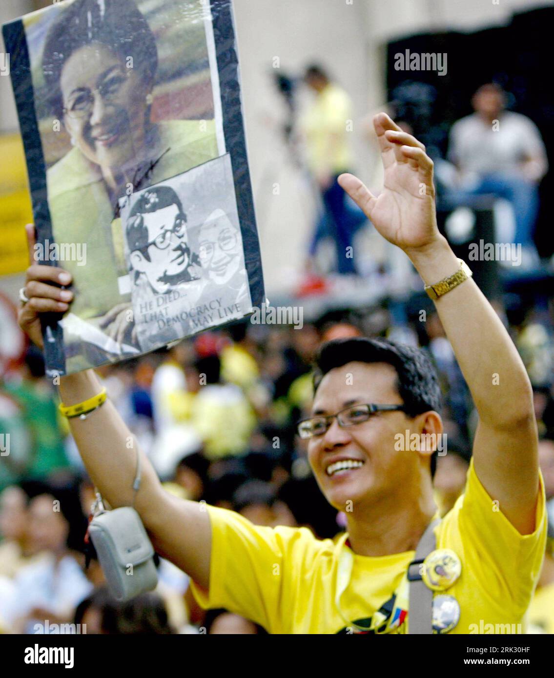 Bildnummer: 53279453 Datum: 21.08.2009 Copyright: imago/Xinhua (090821) -- MAKATI, 21 agosto 2009 (Xinhua) -- Un uomo tiene un poster mentre partecipa a un'assemblea per celebrare il 26° anniversario dell'assassinio del senatore dell'opposizione Benigno Ninoy Aquino a Makati City, Filippine, 21 agosto 2009. Benigno Ninoy Aquino, marito dell'ex presidente delle Filippine Corazon Cory Aquino, fu assassinato al suo ritorno dall'esilio all'aeroporto internazionale di Manila nel 1983. (Xinhua/Luis Liwanag) (wh) (5)FILIPPINE-RALLY-BENIGNO AQUINO-COMMEMORAZIONE PUBLICATIONxNOTxINxCHN Demo Philppinen Ges Foto Stock