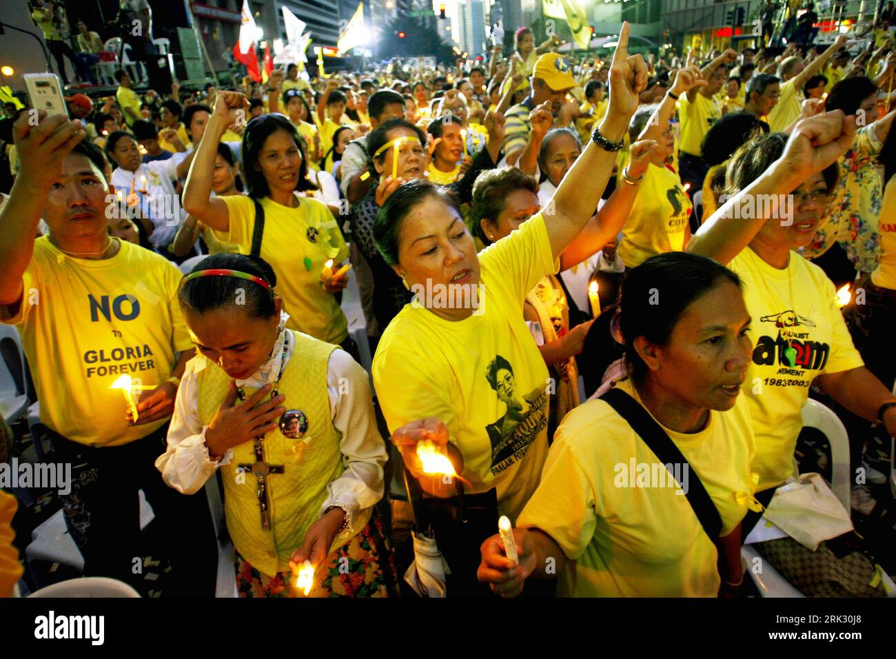 Bildnummer: 53279452 Datum: 21.08.2009 Copyright: imago/Xinhua (090821) - MAKATI, 21 agosto 2009 (Xinhua) - alcuni filippini partecipano a un'assemblea per celebrare il 26° anniversario dell'assassinio del senatore dell'opposizione Benigno Ninoy Aquino a Makati City, Filippine, 21 agosto 2009. Benigno Ninoy Aquino, marito dell'ex presidente delle Filippine Corazon Cory Aquino, fu assassinato al suo ritorno dall'esilio all'aeroporto internazionale di Manila nel 1983. (Xinhua/Luis Liwanag) (wh) (4)FILIPPINE-RALLY-BENIGNO AQUINO-COMMEMORAZIONE PUBLICATIONxNOTxINxCHN Demo Philppinen Gesellschaft premi Foto Stock