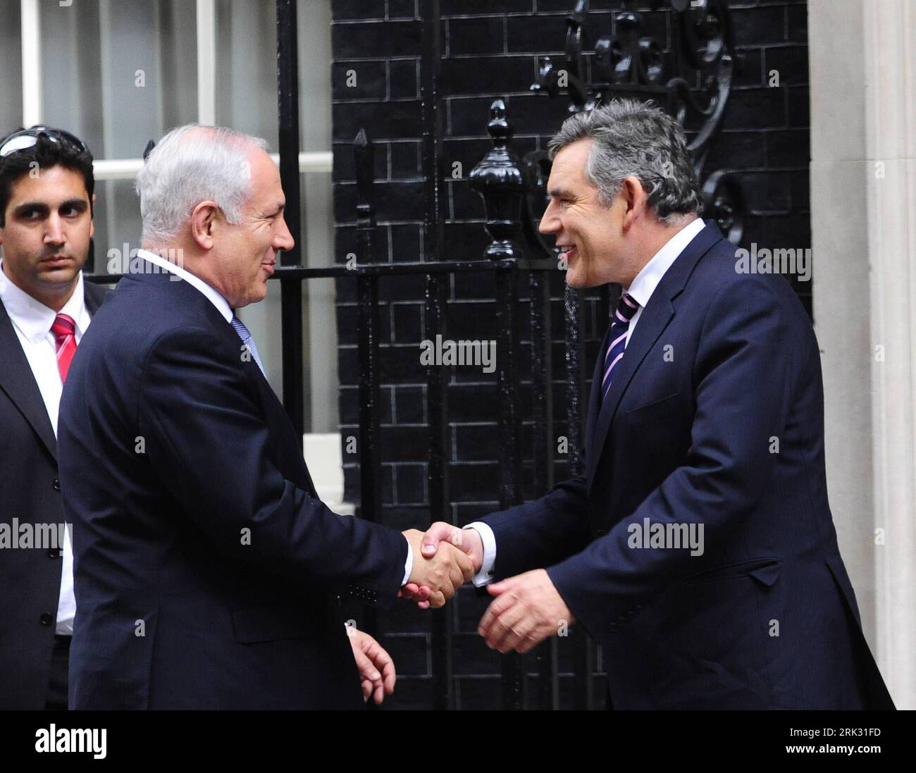 Bildnummer: 53286027 Datum: 25.08.2009 Copyright: imago/Xinhua (090825) -- LONDRA, 25 agosto 2009 (Xinhua) -- il primo ministro israeliano in visita Benjamin Netanyahu (L) incontra il suo omologo britannico Gordon Brown al 10 Downing Street a Londra, capitale della Gran Bretagna, il 25 agosto 2009. (Xinhua/Zeng Yi) (lr) (3)BRITAIN-LONDON-GORDON BROWN-ISRAEL-NETANYAHU-MEET PUBLICATIONxNOTxINxCHN People kbdig xmk 2009 quer o0 Großbrtannien, Politik Bildnummer 53286027 Date 25 08 2009 Copyright Imago XINHUA Londra ago 25 2009 XINHUA in visita i primi ministri israeliani Benjamin Netanyahu l incontra i suoi inglesi Foto Stock