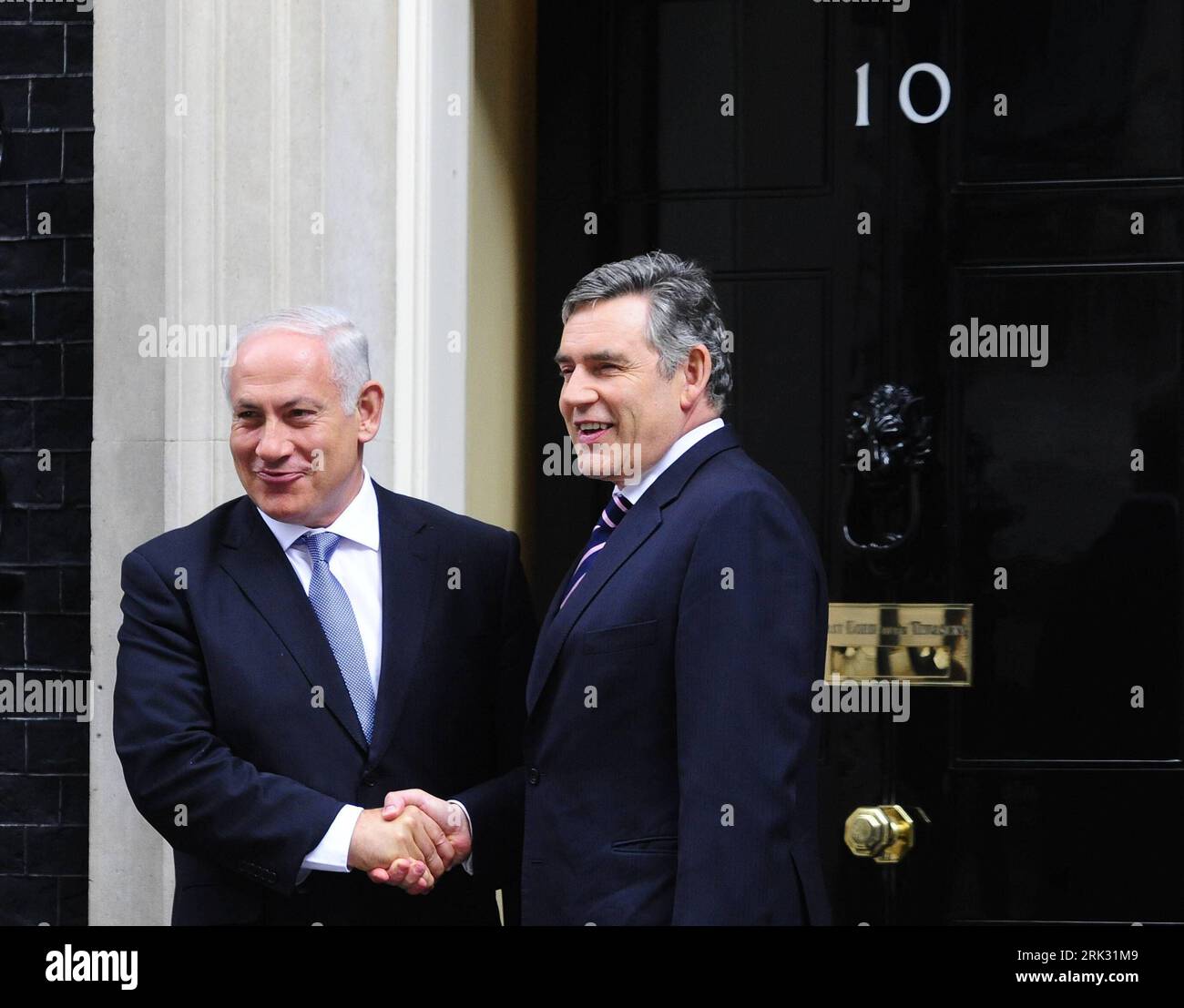 Bildnummer: 53286054 Datum: 25.08.2009 Copyright: imago/Xinhua (090825) -- LONDRA, 25 agosto 2009 (Xinhua) -- il primo ministro israeliano in visita Benjamin Netanyahu (L) incontra il suo omologo britannico Gordon Brown al 10 Downing Street a Londra, capitale della Gran Bretagna, il 25 agosto 2009. (Xinhua/Zeng Yi) (lr) (1)BRITAIN-LONDON-GORDON BROWN-ISRAEL-NETANYAHU-MEET PUBLICATIONxNOTxINxCHN People kbdig xmk 2009 quer highlight premiumd o0 Politik, Großbritannien Bildnummer 53286054 Date 25 08 2009 Copyright Imago XINHUA Londra Aug 25 2009 XINHUA Visiting Israeli prime Minister Benjamin Netanyahu l me Foto Stock