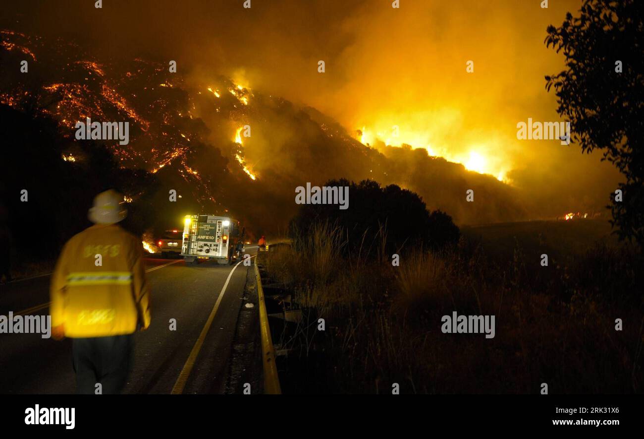 Bildnummer: 53289715 Datum: 25.08.2009 Copyright: imago/Xinhua (090826) -- LOS ANGELES, ago. 26, 2009 (Xinhua) -- i vigili del fuoco arrivano ai boschi in fiamme nella Angeles National Forest, 30 chilometri a nord-est di Los Angeles, Stati Uniti, 25 agosto 2009. L'incendio aveva devastato un'area di 120 hektares. (Xinhua/Qi Heng) (hdt) (1)U.S.-LOS ANGELES-FOREST-FIRE PUBLICATIONxNOTxINxCHN Naturkatastropen Waldbrand Los Angeles USA kbdig xcb 2009 quer premiumd o0 Kalifornien, Nordamerika, Feuerwehr, Feuer, Feuerwehrmann Bildnummer 090826 Date 25 26 2009 08 2009 Copyright Imago XINHUA 53289715 Foto Stock