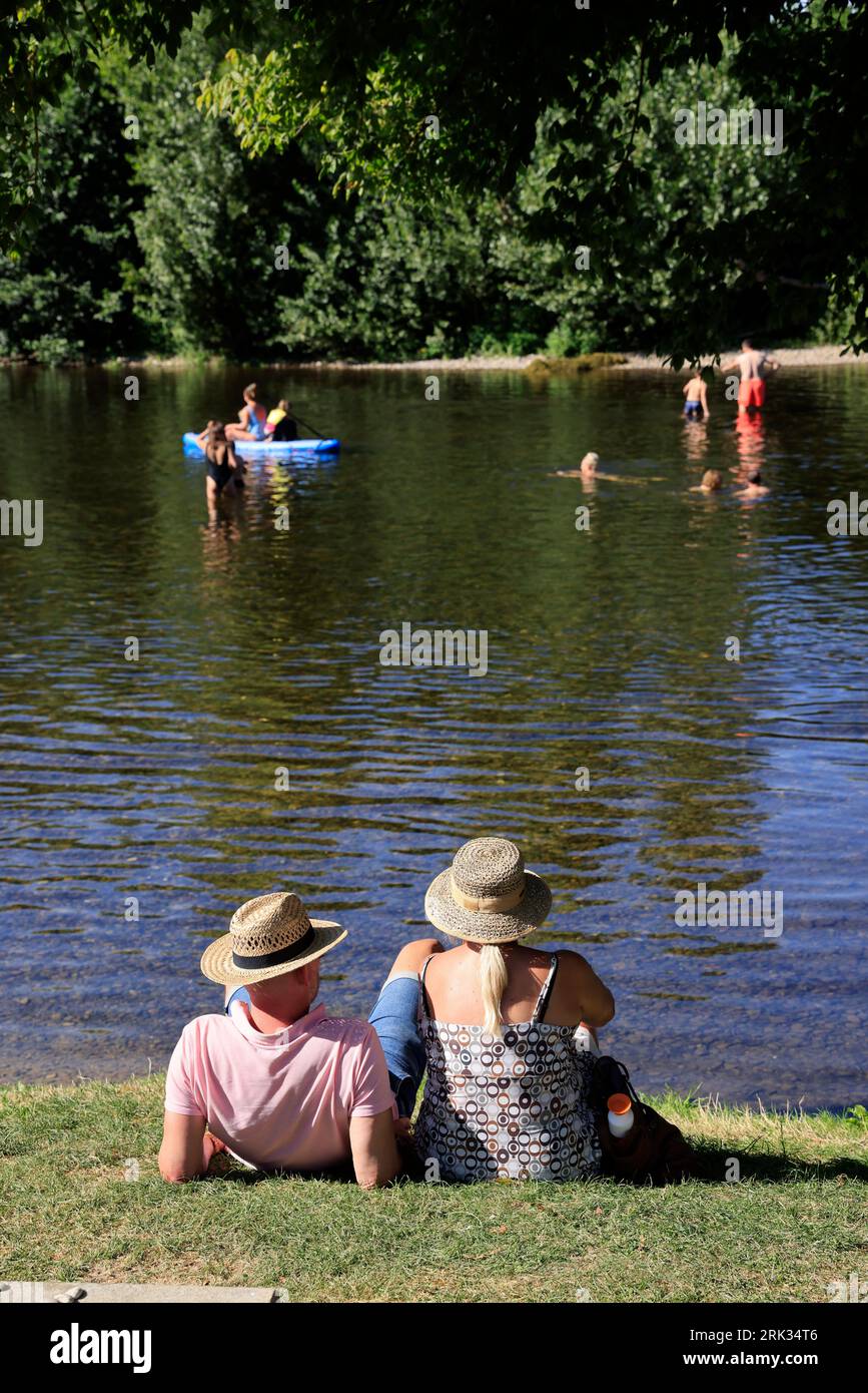 Eté, chaleur, plage, baignade, repos, détente, Promenade sur la Dordogne sous le château fort de Castelnaud en Périgord noir. Avec la chaleur la riviè Foto Stock