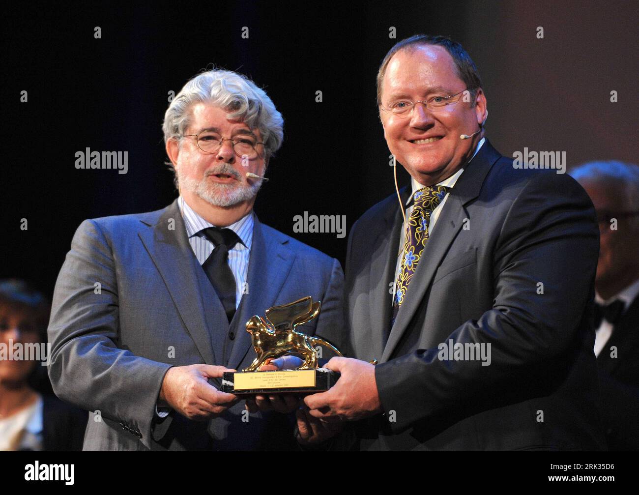 Bildnummer: 53322565 Datum: 06.09.2009 Copyright: imago/Xinhua (090906) -- VENEZIA, 6 settembre 2009 (Xinhua) -- il regista statunitense John Lasseter (R) riceve il Leone d'Oro per la carriera alla 66a Mostra Internazionale d'Arte cinematografica di Venezia dal regista George Lucas al Lido di Venezia, il 6 settembre 2009. Cinque registi: Andrew Stanton, Pete Docter, John Lasseter, Brad Bird e Lee Unkrich hanno ricevuto il Leone d'oro per il successo a vita domenica. (Xinhua/Wu Wei) (1)ITALIA-FESTIVAL DEL CINEMA DI VENEZIA-LIFETIME ACHIEVEMENT AWARDS PUBLICATIONxNOTxINxCHN People Film Film Festival o00 Biennale o0 Foto Stock