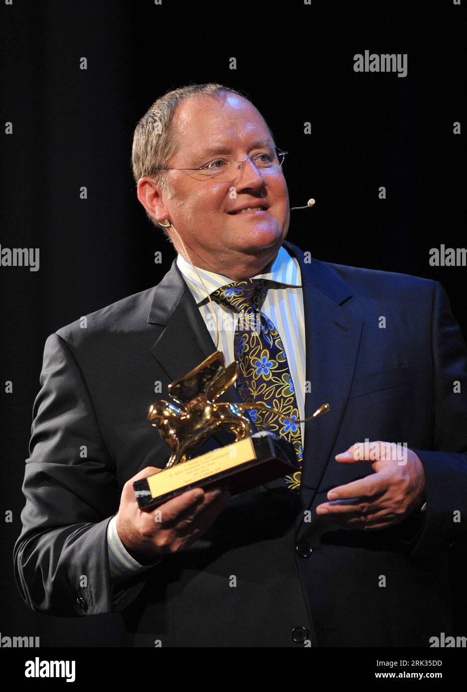 Bildnummer: 53322558 Datum: 06.09.2009 Copyright: imago/Xinhua (090906) -- VENEZIA, 6 settembre 2009 (Xinhua) -- il regista statunitense John Lasseter mostra il Leone d'Oro per la carriera alla 66a Mostra Internazionale d'Arte cinematografica di Venezia il 6 settembre 2009. Cinque registi: Andrew Stanton, Pete Docter, John Lasseter, Brad Bird e Lee Unkrich hanno ricevuto il Leone d'oro per il successo a vita domenica. (Xinhua/Wu Wei) (2)ITALIA-VENEZIA FILM FESTIVAL-LIFETIME ACHIEVEMENT AWARDS PUBLICATIONxNOTxINxCHN People Film Film Film Festival o00 Biennale o00 Venedig kbdig xkg 2009 hoch o00 Goldener Löwe, OB Foto Stock