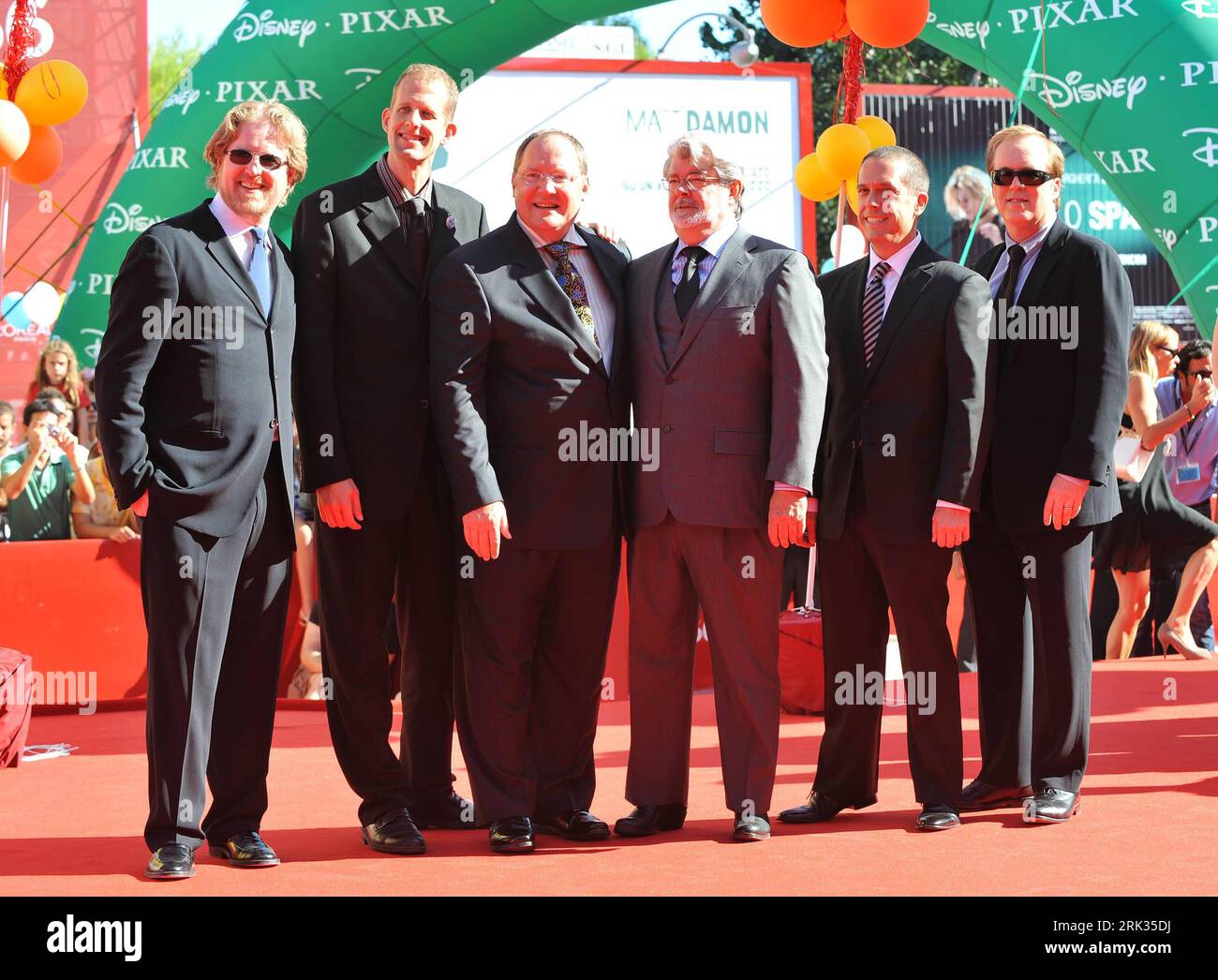 Bildnummer: 53322562 Datum: 06.09.2009 Copyright: imago/Xinhua (090907) -- VENEZIA, 7 settembre 2009 (Xinhua) -- il regista statunitense George Lucas (R3) posa con altri cinque vincitori del Leone d'Oro alla carriera alla 66° Mostra Internazionale d'Arte cinematografica di Venezia, Italia, 6 settembre 2009. Cinque registi: Andrew Stanton (L1), Pete Docter (L2), John Lasseter (L3), Brad Bird (R1) e Lee Unkrich (R2) hanno ricevuto il Leone d'Oro per il raggiungimento della vita domenica. (Xinhua/Wu Wei) (zhs) (9)ITALIA-FESTIVAL DEL CINEMA DI VENEZIA-REALIZZAZIONE DELLA VITA PUBLICATIONxNOTxINxCHN People Film Film Festival o00 Bienn Foto Stock