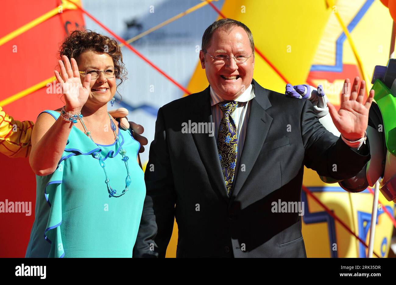Bildnummer: 53322568 Datum: 06.09.2009 Copyright: imago/Xinhua (090907) -- VENEZIA, 7 settembre 2009 (Xinhua) -- il regista statunitense John Lasseter posa con sua moglie Nancy alla 66° Mostra Internazionale d'Arte cinematografica di Venezia, 6 settembre 2009. Cinque registi: Andrew Stanton, Pete Docter, John Lasseter, Brad Bird e Lee Unkrich hanno ricevuto il Leone d'oro per il successo a vita domenica. (Xinhua/Wu Wei) (zhs) (8)ITALIA-FESTIVAL DEL CINEMA DI VENEZIA-LIFETIME ACHIEVEMENT PUBLICATIONxNOTxINxCHN People Film Filmfestival o00 Biennale o00 Venedig kbdig xkg 2009 quer Aufmacher o00 Ehefrau, Frau, Familie Foto Stock