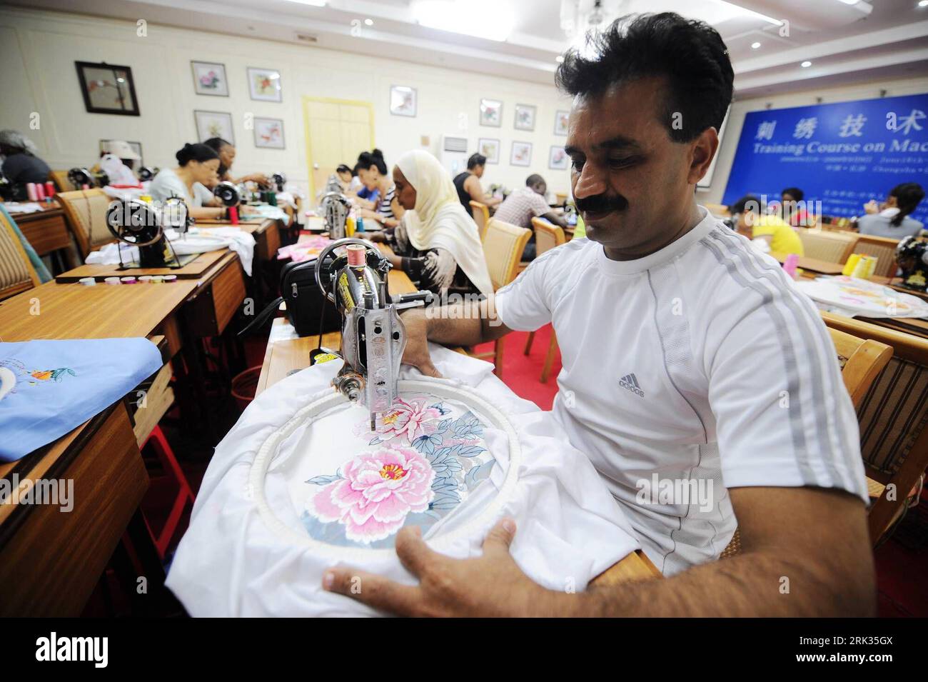 Bildnummer: 53325876 Datum: 07.09.2009 Copyright: imago/Xinhua (090907) -- CHANGSHA , 7 settembre 2009 (Xinhua) -- Un giovane pakistano impara a fare ricami artigianali durante una formazione a Changsha, capitale della provincia dello Hunan della Cina centrale, 7 settembre 2009. 31 giovani provenienti da 16 paesi sono a Changsha per partecipare ad una formazione, sponsorizzata dal Ministero del commercio della Repubblica di Cina, durante la quale impareranno il ricamo, un artigianato tradizionale cinese. (Xinhua/Long Hongtao) (dyw) (1)CHINA-CHANGSHA-FOREIGNER-RICAMO (CN) PUBLICATIONxNOTxINxCHN China Gesells Foto Stock