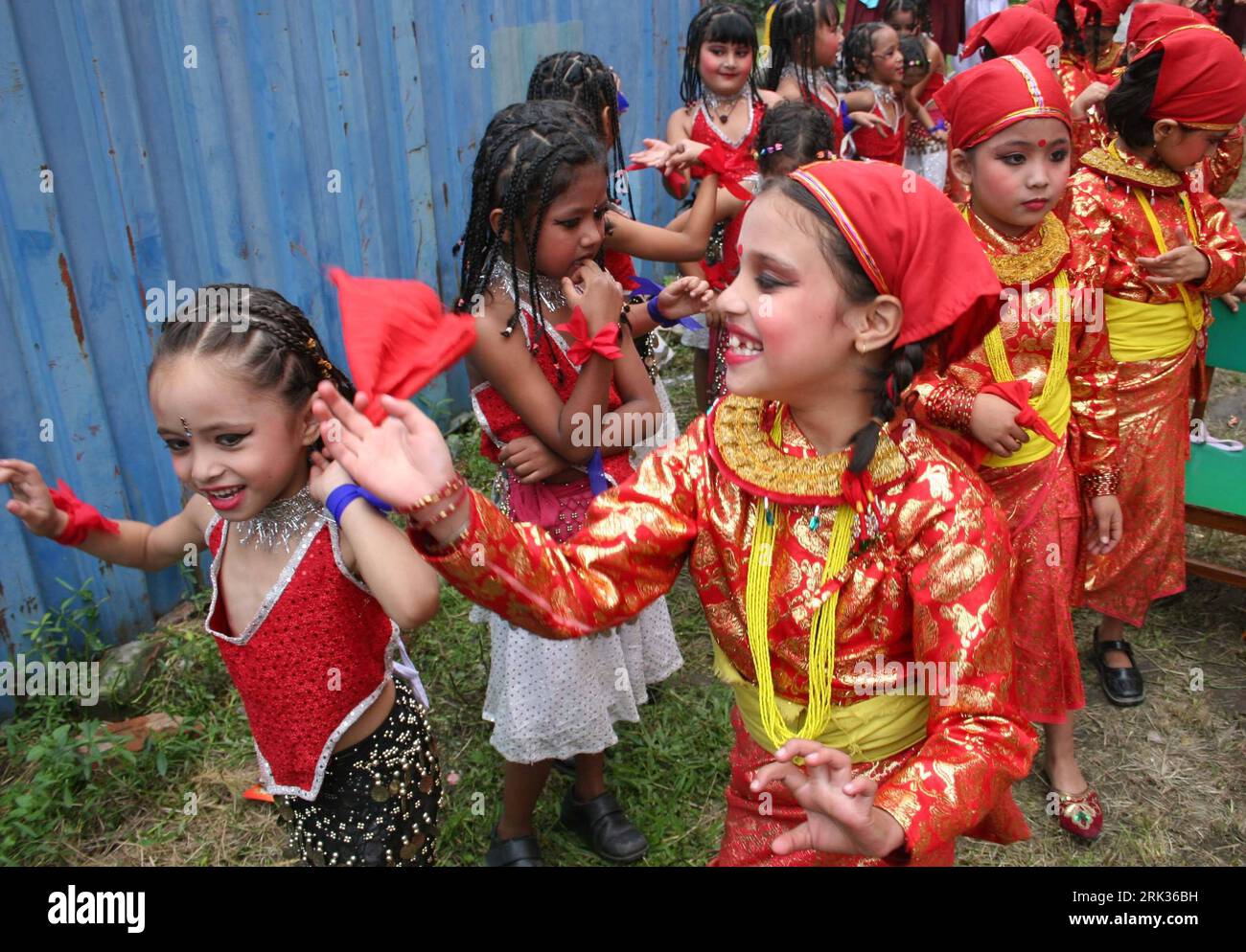 Bildnummer: 53331682 Datum: 08.09.2009 Copyright: imago/Xinhua (090908) -- KATHMANDU, 8 settembre 2009 (Xinhua) -- le ragazze della scuola nepalese ballano mentre aspettano di esibirsi durante la celebrazione della giornata nazionale dell'educazione a Kathmandu, capitale del Nepal, 8 settembre 2009. Il governo nepalese celebra martedì la giornata nazionale dell'educazione con varie attività organizzate in tutto il paese. (Xinhua/Bimal Gautam) (wjd) (8)FESTA NAZIONALE DELL'EDUCAZIONE DEL NEPAL PUBLICATIONxNOTxINxCHN Gesellschaft Bildung kbdig xkg 2009 quer o00 Tag der Bildung o0 Land Leute Bildnummer 53331682 Date 08 09 2009 Copyrigh Foto Stock