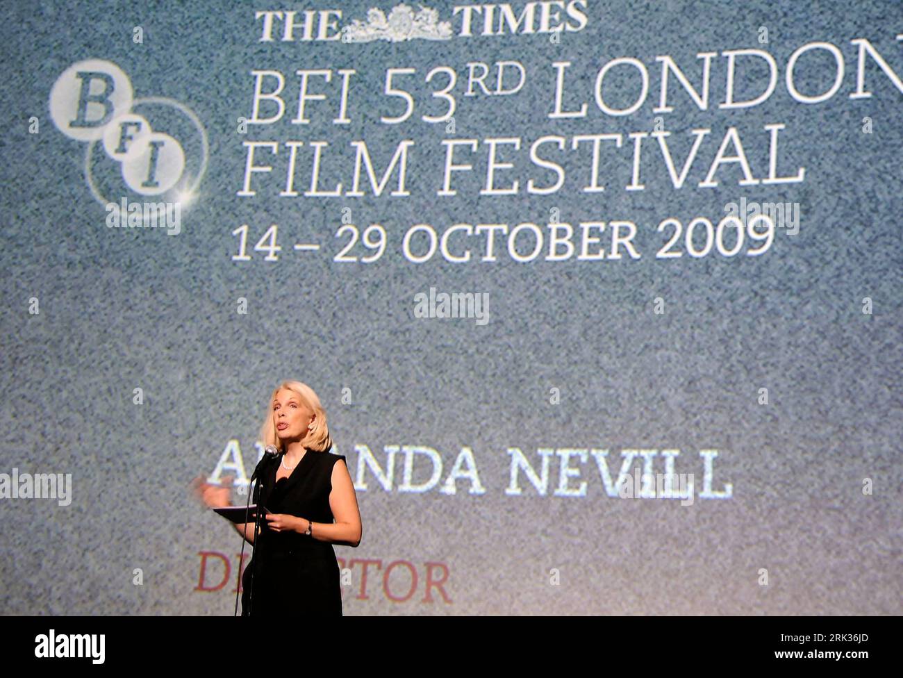 Bildnummer: 53333979 Datum: 09.09.2009 Copyright: imago/Xinhua (090909) -- LONDRA, 9 settembre 2009 (Xinhua) -- Direttore del 53° London Film Festival Amanda Nevill parla durante il lancio ufficiale della stampa a Londra, capitale della Gran Bretagna, 9 settembre 2009. Le anteprime di diversi film da mostrare durante il festival cinematografico sono state mostrate durante il lancio ufficiale della stampa nel centro di Londra mercoledì. Il 53° London Film Festival si terrà dal 14 al 29 ottobre. (Xinhua/Wang Yahong) (lyi) UK-LONDON-FILM FESTIVAL-PRESS LAUNCH PUBLICATIONxNOTxINxCHN Filmfestival London People Film kbdig xsp 2009 quer pre Foto Stock