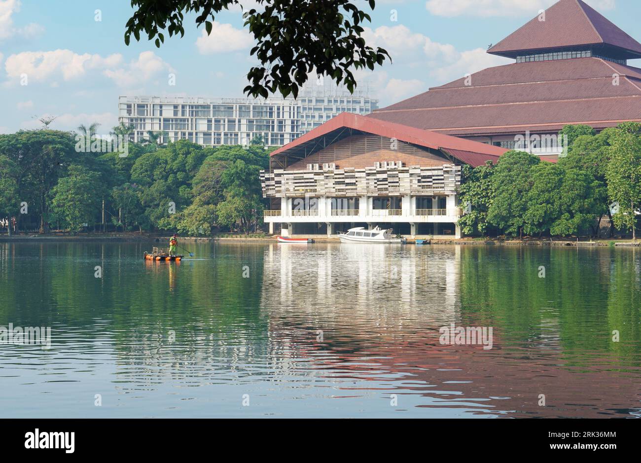 un edificio vicino alla riva del lago in universitas indonesia Foto Stock