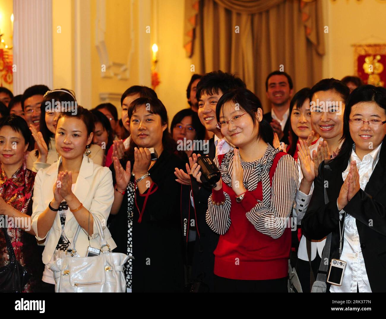 Bildnummer: 53343797 Datum: 11.09.2009 Copyright: imago/Xinhua LONDON, 11 settembre 2009 (Xinhua) -- insegnanti cinesi assistono a un ricevimento di benvenuto organizzato dall'ambasciata cinese nel Regno Unito a Londra, per celebrare la giornata degli insegnanti cinesi. I 87 insegnanti appena arrivati insegneranno cinese nelle scuole elementari e nelle scuole superiori in tutto il Regno Unito per un anno secondo un programma di promozione della lingua cinese avviato da organizzazioni tra cui il British Council e HSBC nel 2001. (Xinhua/Zeng Yi) (zhs) (3)Regno Unito-LONDRA-CHINESE-TEACHERS DAY PUBLICATIONxNOTxINxCHN Bildung Schule Lehrer people kbdig Foto Stock