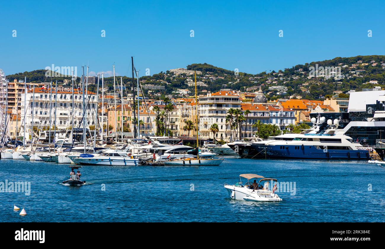 Cannes, Francia - 31 luglio 2022: Panorama sul mare nel centro di Cannes con centro storico Ville e porto per yacht sul Mar Mediterraneo Foto Stock