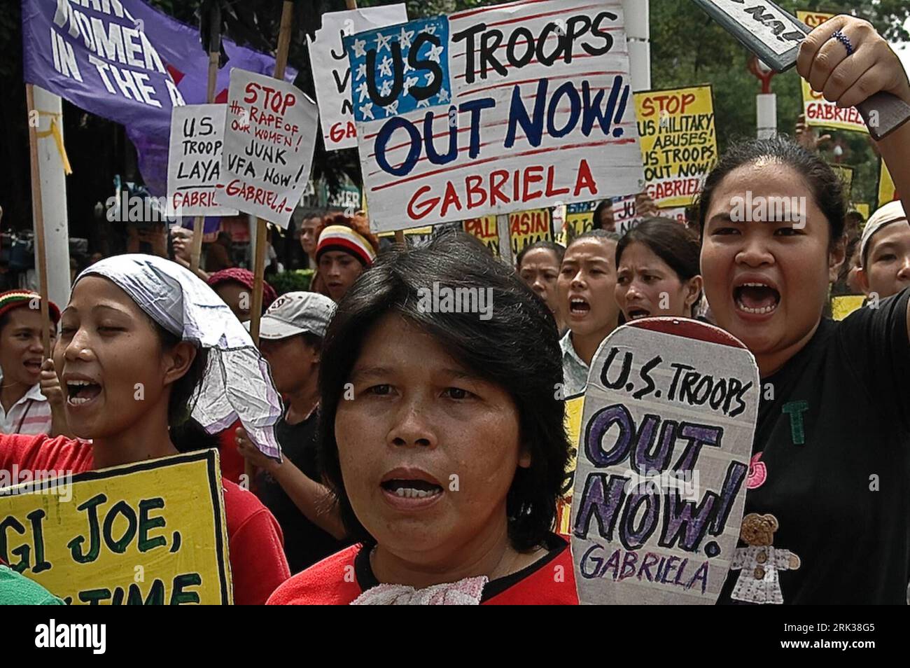 Bildnummer: 53358844 Datum: 14.09.2009 Copyright: imago/Xinhua (090914) -- MANILA, 14 settembre 2009 (Xinhua) -- partecipa a una protesta per chiedere il ritiro delle forze militari degli Stati Uniti dalle Filippine, fuori dall'ambasciata degli Stati Uniti a Manila 14 settembre 2009. (Xinhua/Jon Fabrigar) (gj) (2)PHILIPPINE-MANILA-PROTEST PUBLICATIONxNOTxINxCHN kbdig xkg 2009 quer o0 Protest Demo Demonstration Schilder Bildnummer 53358844 Date 14 09 2009 Copyright Imago XINHUA Manila 14 settembre 2009 XINHUA partecipa a una protesta che chiede il ritiro delle forze militari degli Stati Uniti dalle Filippine fuori dagli Stati Uniti Em Foto Stock