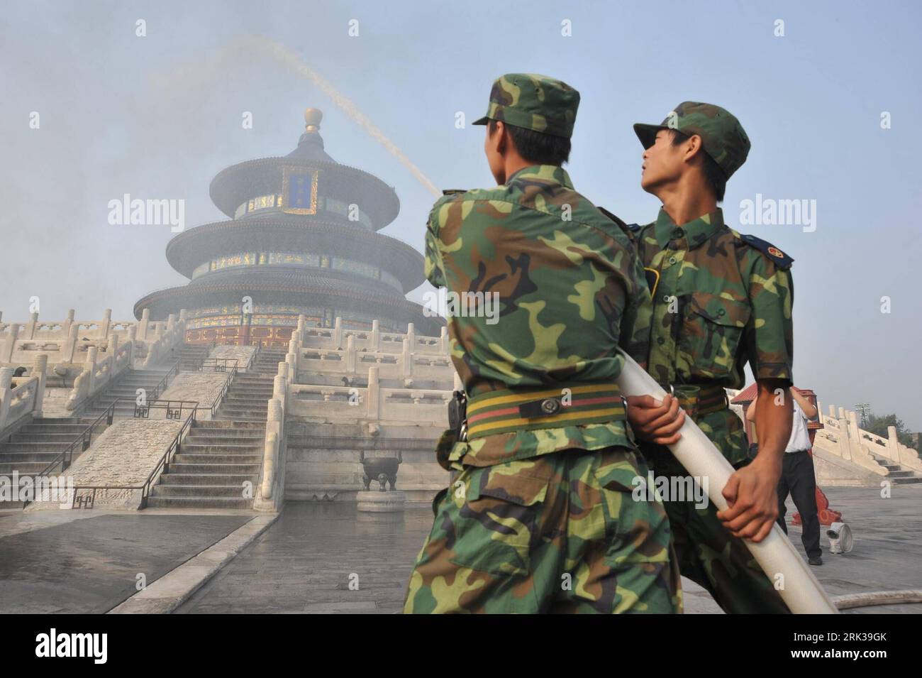 Bildnummer: 53375883 Datum: 17.09.2009 Copyright: imago/Xinhua -- PECHINO, (Xinhua) -- i vigili del fuoco praticano in un trapano al Tempio del cielo a Pechino, capitale della Cina, 17 settembre 2009. L'esercitazione si è svolta giovedì in preparazione della celebrazione del 60° anniversario della fondazione della Repubblica di Cina. (Xinhua/li Lianjie) (wyx) (1)CHINA-BEIJING-SECURITY-DRILL (CN) PUBLICATIONxNOTxINxCHN kbdig xkg 2009 quer o0 Peking, Übung, Feuerwehr, Staat o00 Himmelstempel Bildnummer 53375883 Date 17 09 2009 Copyright Imago XINHUA Beijing XINHUA Fire Fighters Practice in A Dril Foto Stock