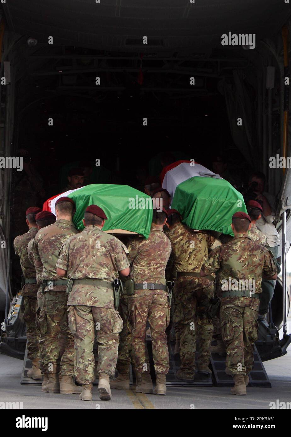Bildnummer: 53385353 Datum: 19.09.2009 Copyright: imago/Xinhua KABUL, i soldati della forza internazionale di assistenza alla sicurezza (ISAF) guidati dalla NATO partecipano ad una cerimonia di rimpatrio che si tiene per i soldati italiani uccisi in un aeroporto militare di Kabul, capitale dell'Afghanistan, 19 settembre 2009. L'esercito italiano ha rimandato a Roma i corpi di sei soldati uccisi in uno dei più mortali attentati suicidi contro le truppe NATO nella capitale afghana. (Xinhua/Zabi Tamanna) (3)AFGHANISTAN-KABUL-ENTI ITALIANI RIMPATRIO PUBLICATIONxNOTxINxCHN Politik Staat Militär Armee Krieg Opfer Tote Sarg Trauer Letzte Ehre Heimtr Foto Stock