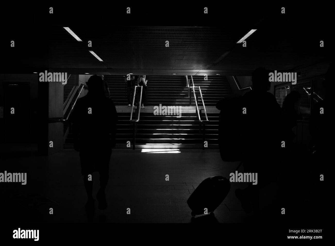 Luce che illumina le scale dello staion sotterraneo di Kings Cross Foto Stock