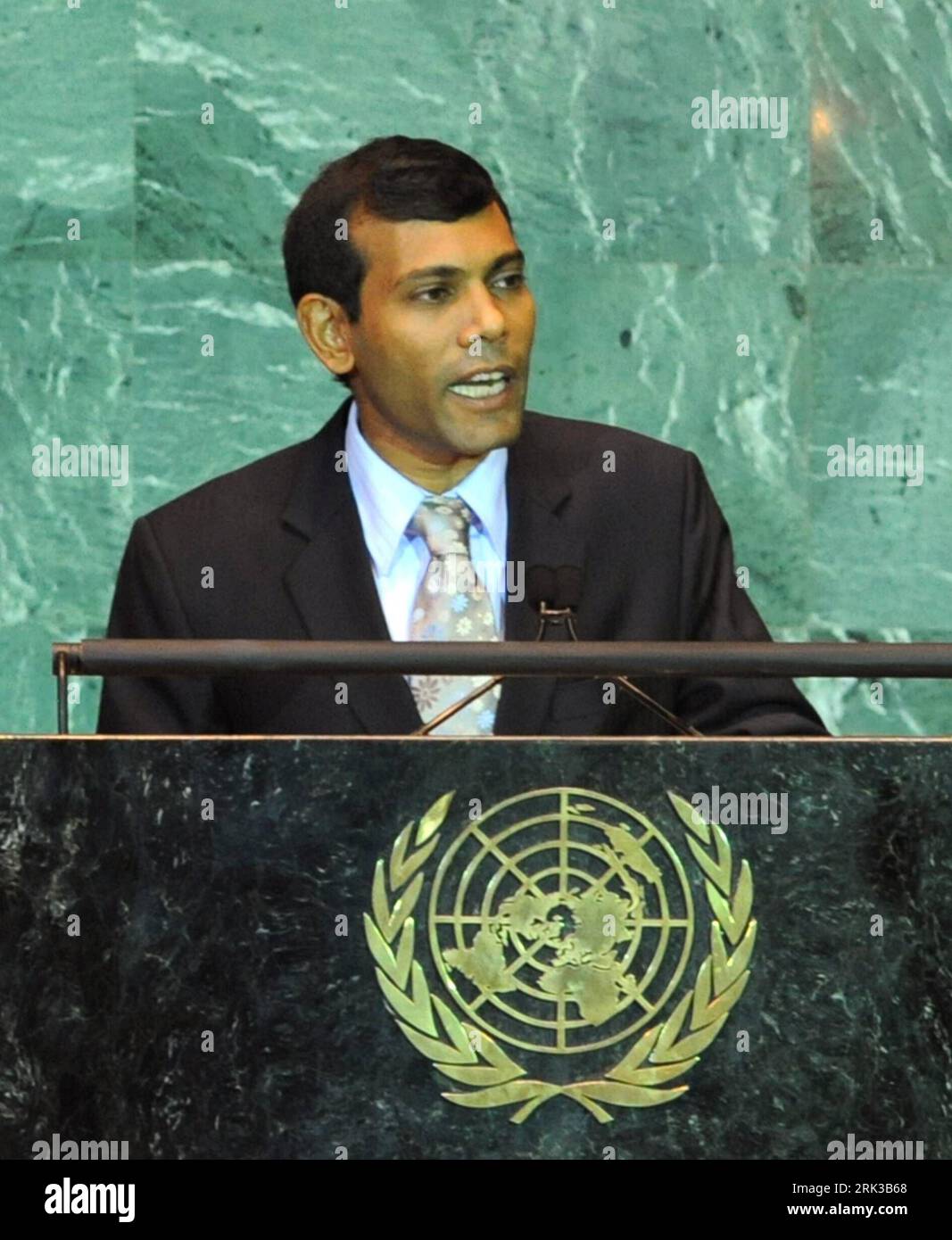 Bildnummer: 53408208 Datum: 22.09.2009 Copyright: imago/Xinhua (090922) - NEW YORK, 22 settembre 2009 (Xinhua) - il presidente delle Maldive Mohamed Nasheed si rivolge al vertice delle Nazioni Unite sui cambiamenti climatici presso la sede delle Nazioni Unite a New York 22 settembre 2009. (Xinhua/Shen Hong) (gxr) VERTICE ONU SUL CAMBIAMENTO CLIMATICO PUBLICATIONxNOTxINxCHN People Politik kbdig xkg 2009 hoch o00 Porträt o0 Klimagipfel Bildnummer 53408208 Data 22 09 2009 Copyright Imago XINHUA New York 22 settembre 2009 XINHUA Maldive il presidente Mohamed Nasheed affronta il vertice delle Nazioni Unite sul cambiamento CLIMATICO PRESSO la sede delle Nazioni Unite A New York Foto Stock