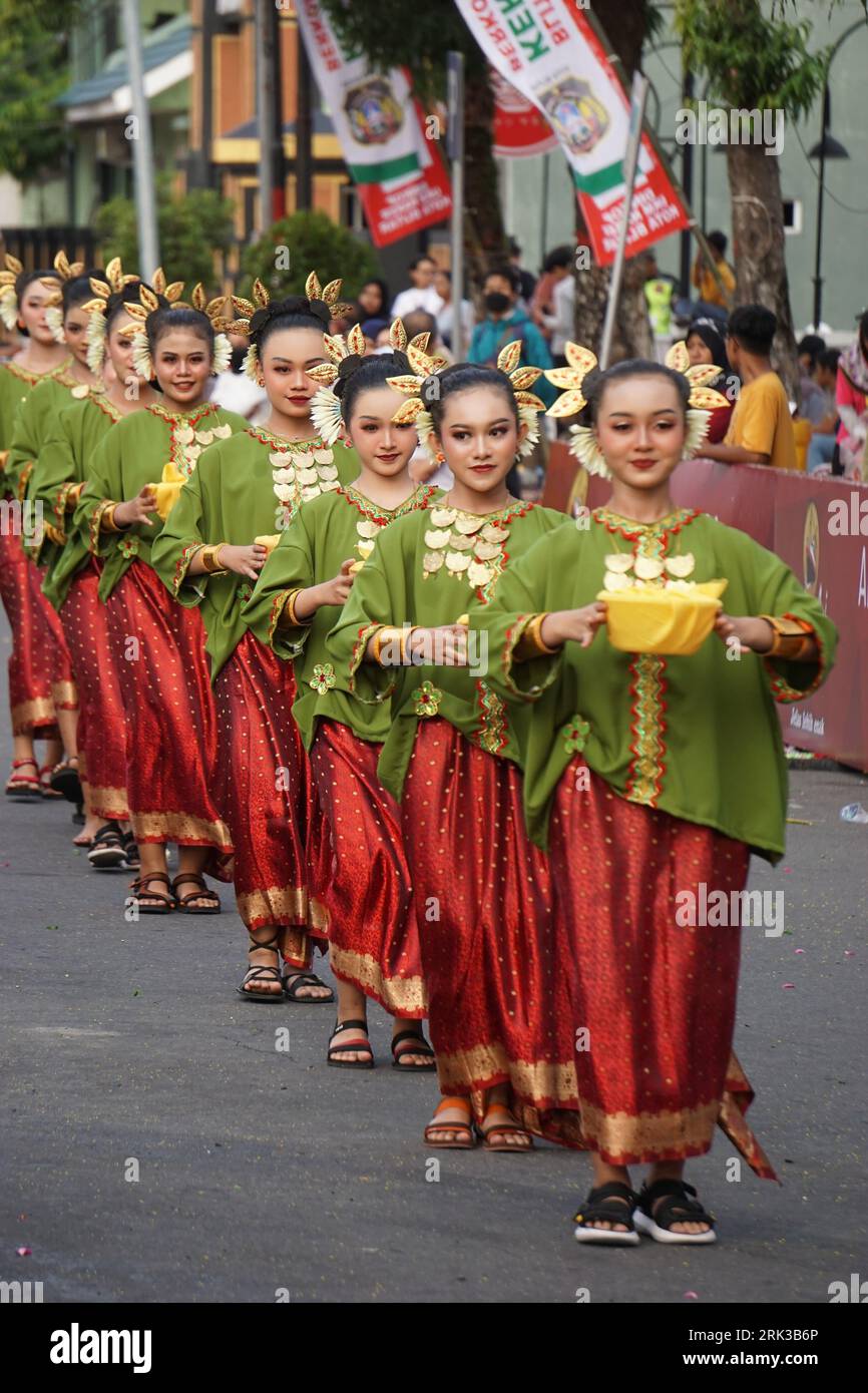 Danze Makkappu mandar dal sulawesi occidentale. Questa danza raffigura la tradizione del popolo Mandar di rimanere in contatto portando cibo ai vicini, alla famiglia, Foto Stock