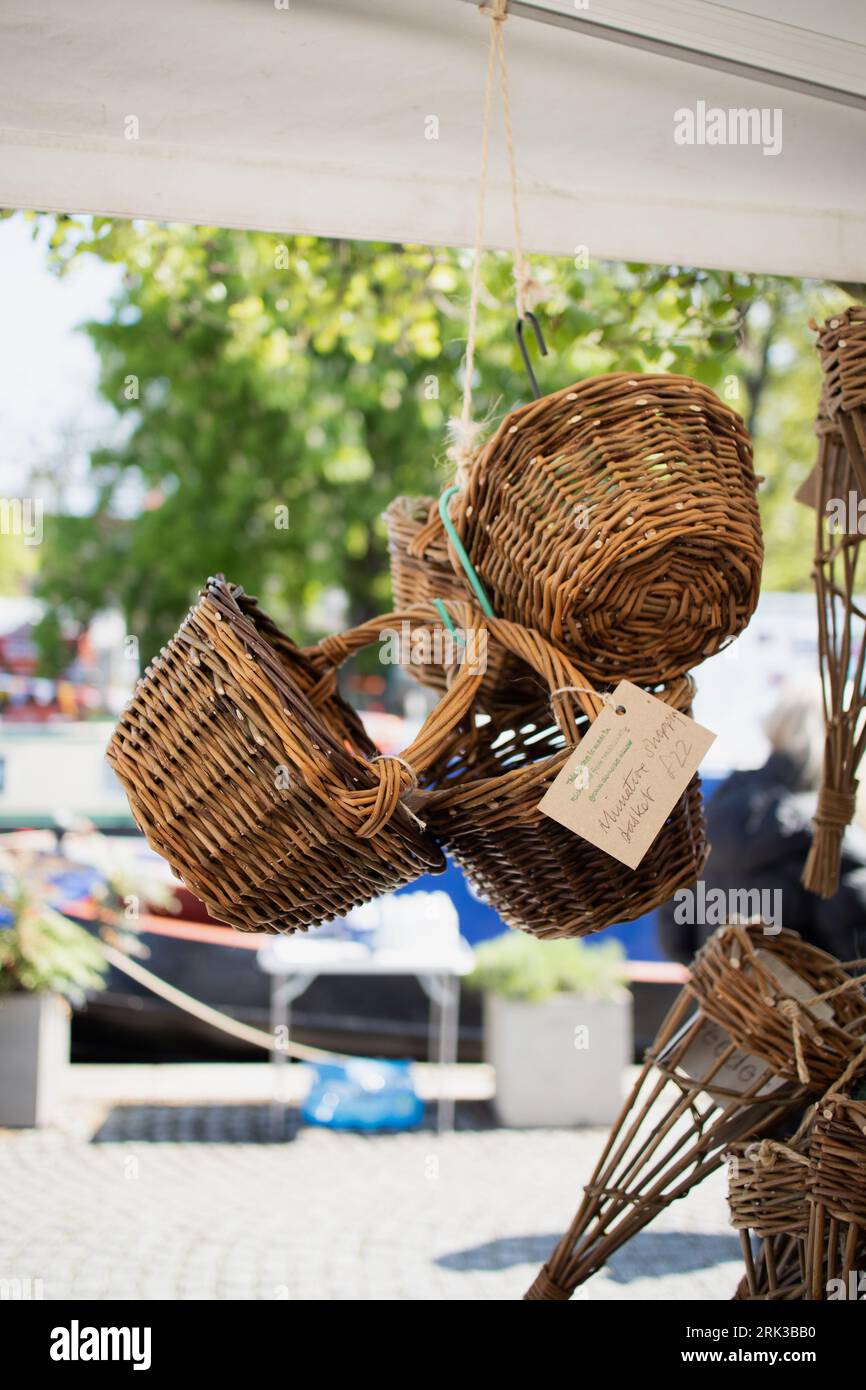 Cestelli in vimini esposti in una bancarella di mercato Foto Stock