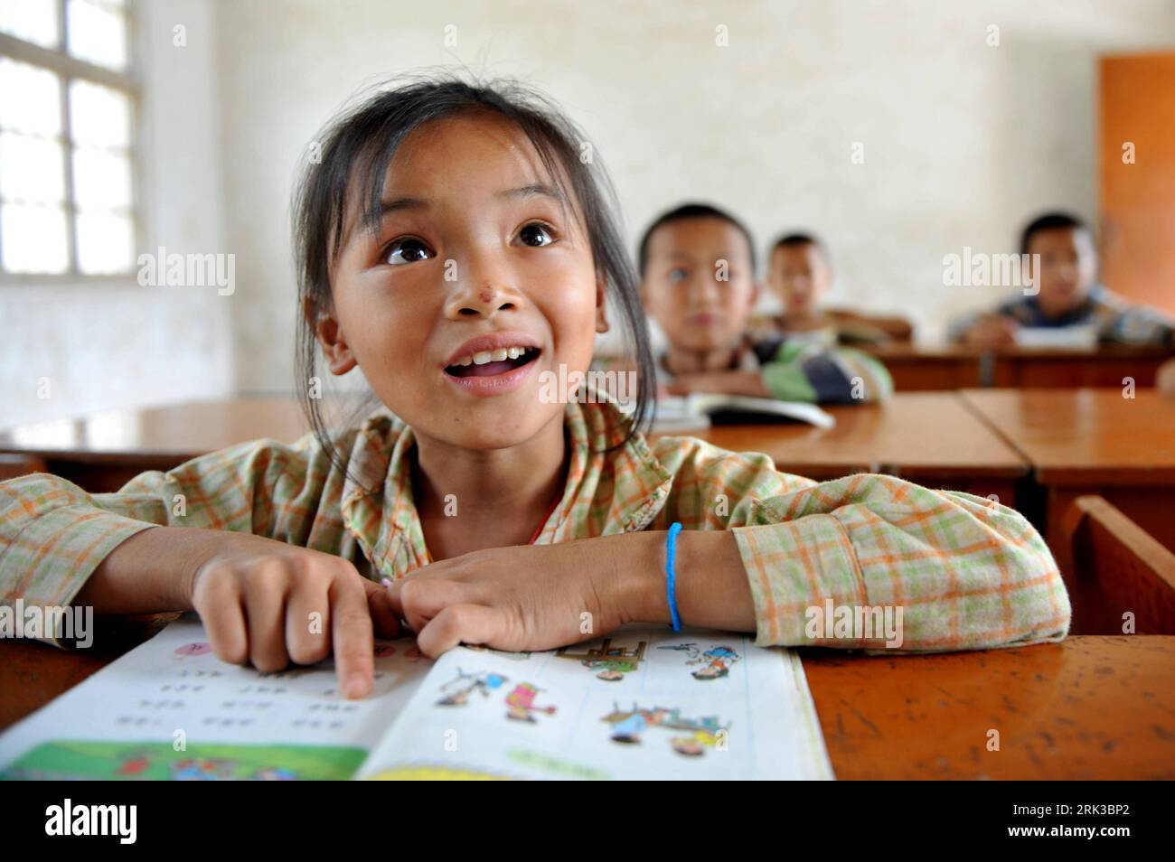 Bildnummer: 53422637 Datum: 24.09.2009 Copyright: imago/Xinhua (090924) -- NAPO, 24 settembre 2009 (Xinhua) -- Children of Dark Cloth Zhuang frequenta una lezione nella contea di Napo, nella regione autonoma del Guangxi Zhuang, 23 settembre 2009. Dei tessuti scuri Zhuang, che è un ramo speciale del gruppo etnico Zhuang, adorano il colore nero e hanno conservato molte antiche abitudini. Con l'aiuto del governo, le condizioni di lavoro e di vita dei 52.000 Zhunaghave del panno scuro sono state migliorate e la loro particolare vita è rimasta che attrae molti turisti sia a livello nazionale che internazionale. (Xinhua/Liu Foto Stock