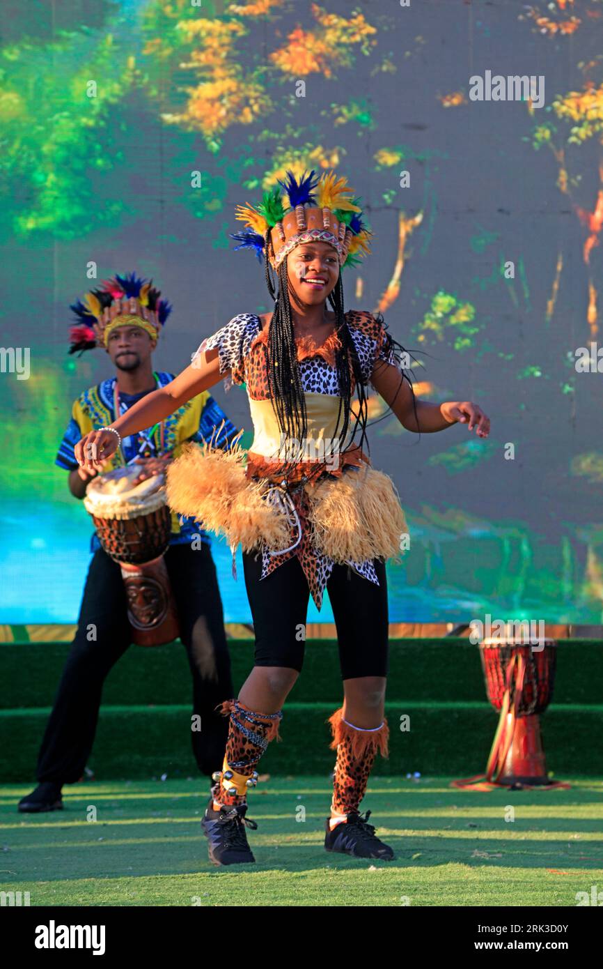 Tangshan City, Cina - 7 ottobre 2018: Spettacolo di danza africana nel parco, Tangshan City, provincia di Hebei, Cina Foto Stock