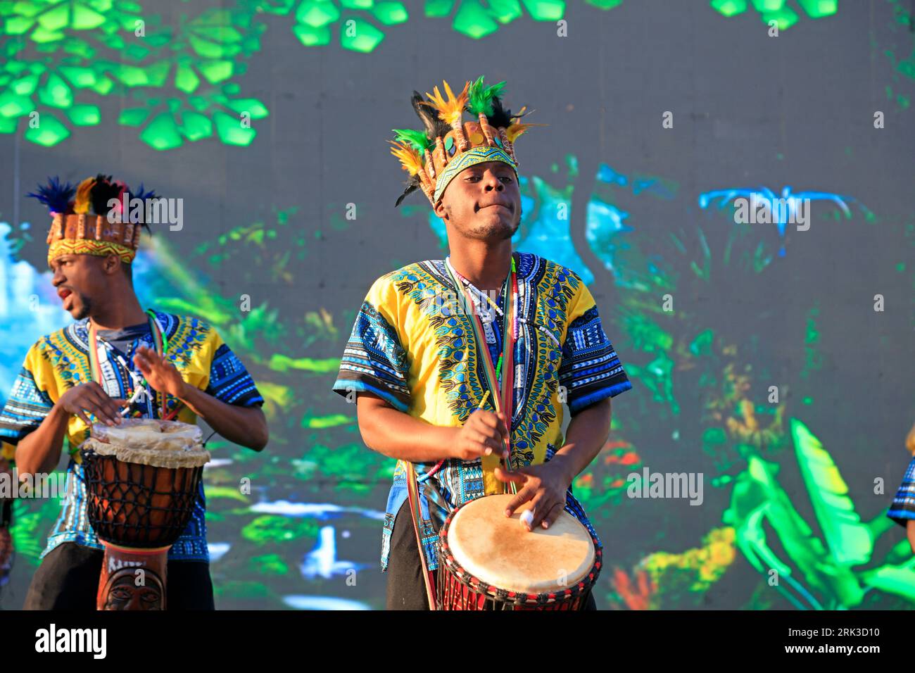 Tangshan City, Cina - 7 ottobre 2018: Spettacolo di danza africana nel parco, Tangshan City, provincia di Hebei, Cina Foto Stock