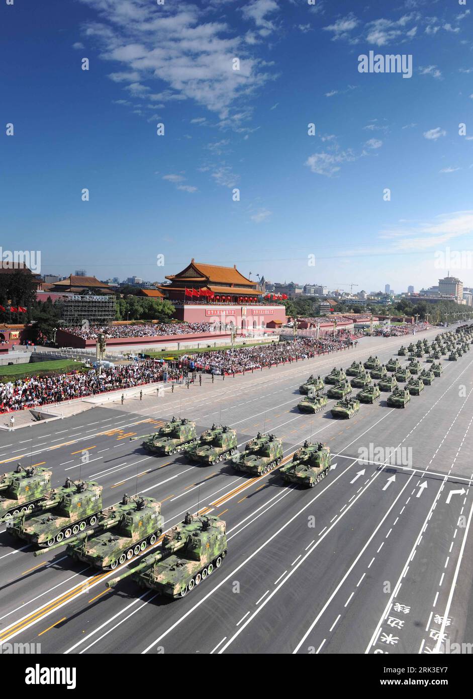 Bildnummer: 53478272 Datum: 01.10.2009 Copyright: imago/Xinhua (091001) -- PECHINO, 1 ottobre 2009 (Xinhua) -- la falange dell'obice motore a carreggiata (fronte) e la falange dell'obice motore a carreggiata vengono ispezionate in una sfilata delle celebrazioni per il 60° anniversario della fondazione della Repubblica di Cina, Pechino, capitale della Cina, 1 ottobre 2009. (Xinhua/Yang lei)(gj) CHINA-NATIONAL DAY-CELEBRATIONS-PARADE (CN) PUBLICATIONxNOTxINxCHN Nationalfeiertag 60 Jahre Volksrepublik China Militär Parade Militärparade kbdig xsk 2009 hoch highlight o0 Tiananmen, Panzer Bil Foto Stock