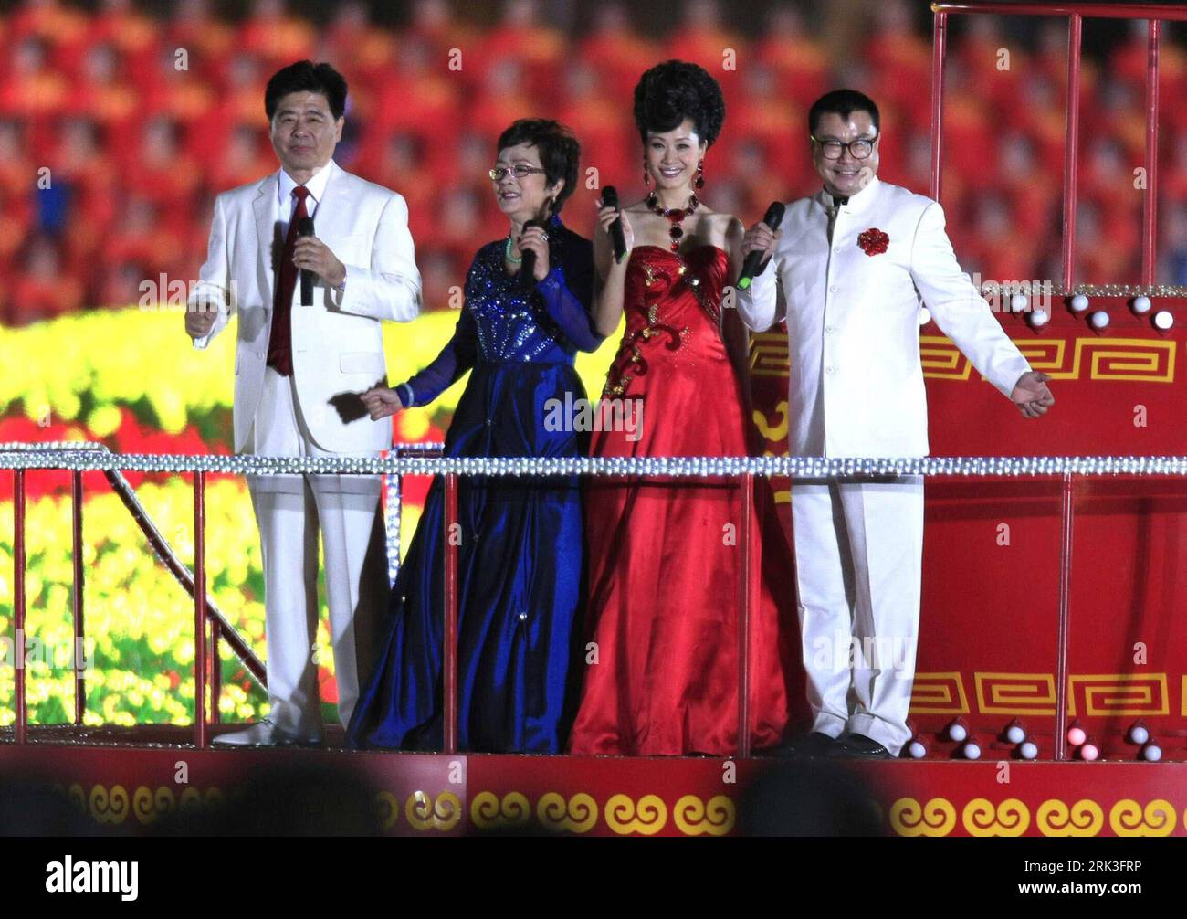 Bildnummer: 53479764 Datum: 02.10.2009 Copyright: imago/Xinhua (091001) -- PECHINO, 1 ottobre 2009 (Xinhua) -- i cantanti (L-R) Yin Xiangjie, Yu Wenhua, Xie Lisi e Wang Jieshi si esibiscono nel gran gala serale per il 60° anniversario della fondazione della Repubblica Popolare Cinese, sulla piazza Tian anmen nel centro di Pechino, capitale della Cina, 1 ottobre 2009. (Xinhua/Zhang Yanhui) (clq) CHINA-NATIONAL DAY-CELEBRATIONS-PERFORMANCE(CN) PUBLICATIONxNOTxINxCHN People Nationalfeiertag 60 Jahre Volksrepublik China kbdig xsk 2009 quer o0 Jubiläum People Bildnummer 53479764 Date 02 10 2009 Copyright Foto Stock