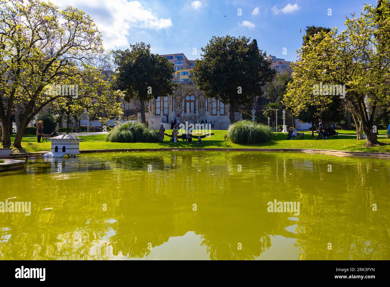 Vista su Ihlamur Kasri o Ihlamur Pavilion con laghetto e giardino in primavera. Istanbul Turkiye - 3.24.2023 Foto Stock