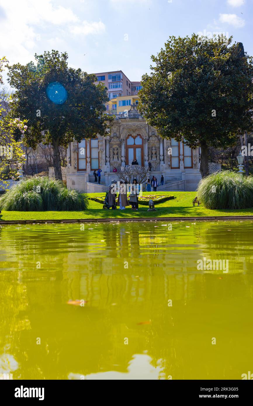 Stagno e Ihlamur Kasri o Ihlamur Pavilion in primavera. Luoghi di interesse di Istanbul. Istanbul Turkiye - 3.24.2023 Foto Stock